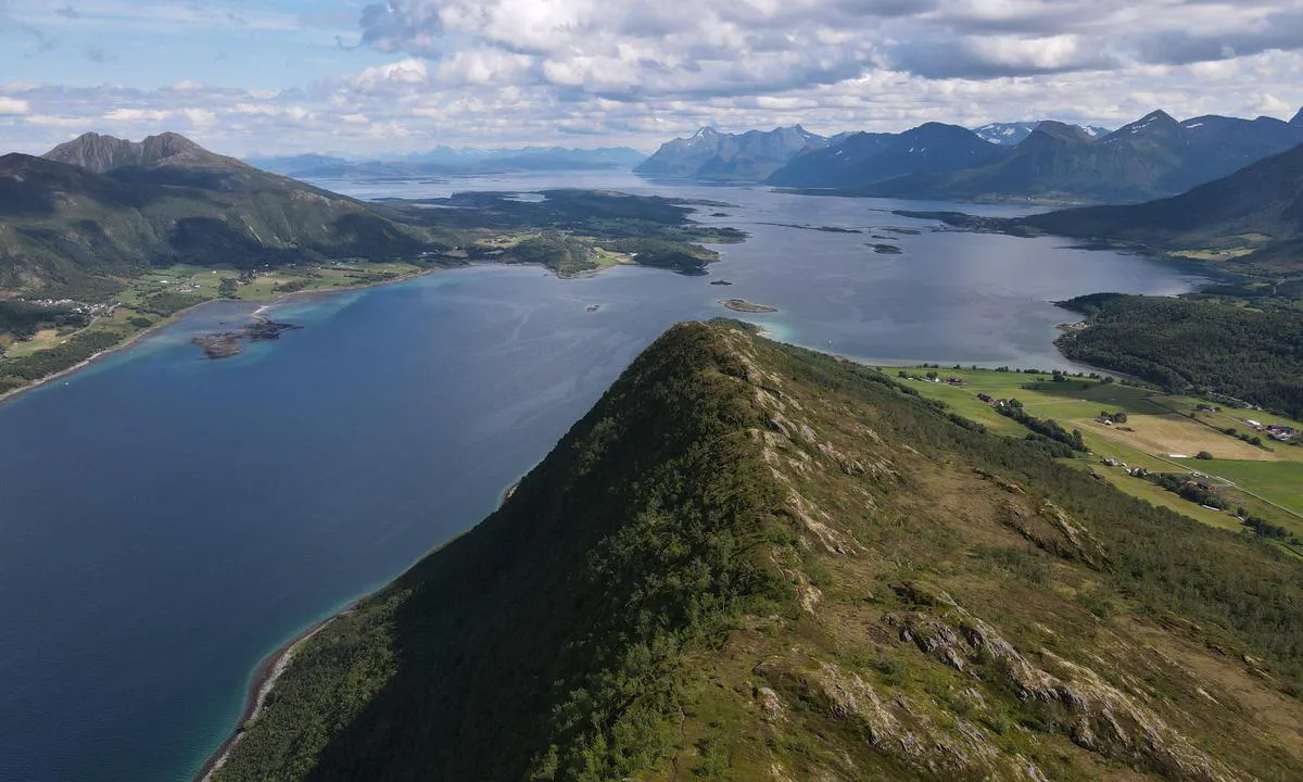 Skånlandsodden: {"base": "no", "no": "Mot \u00f8st", "se": "Mot \u00f6st", "en": "Towards the east", "da": "Mod \u00f8st"}