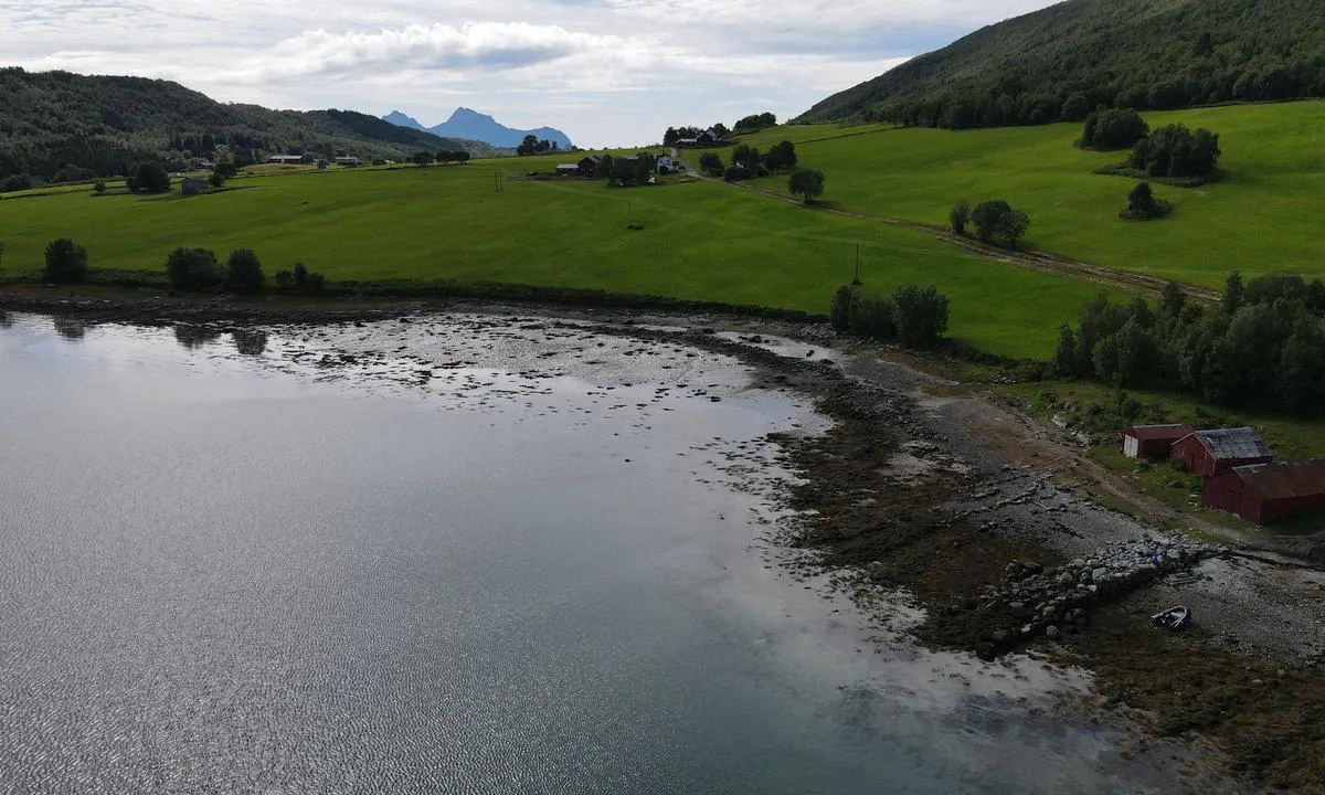 Skånlandsodden: {"base": "no", "no": "Dette er ein fin ankringsplass.  Dronningstien startar her.  Dette er ein fjelltur langs ein rygg, med utsikt til begge sider, og mot Lofotveggen", "se": "Detta \u00e4r en fin ankringsplats. Dronningstien startar h\u00e4r. Detta \u00e4r en bergstur l\u00e4ngs en \u00e5s, med utsikt \u00e5t b\u00e5da sidorna, och mot Lofotv\u00e4ggen.", "en": "This is a nice anchorage. The Queen's Path starts here. This is a mountain hike along a ridge, with views to both sides and towards the Lofoten Wall.", "da": "Dette er en god ankringsplads. <br /> Dronningestien starter her. <br /> Dette er en fjeldtur langs en h\u00f8jderyg med udsigt til begge sider og mod Lofotv\u00e6ggen."}