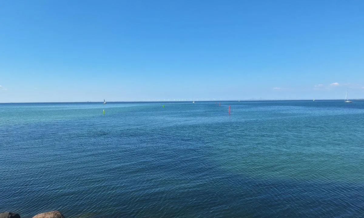 Skanör: {"base": "en", "no": "Seilingsleden til havnen. Hvis du ser n\u00f8ye etter kan du se de r\u00f8de og gr\u00f8nne b\u00f8yer", "se": "Farleden till hamnen. Om du tittar kan du se de r\u00f6da och gr\u00f6na bojarna", "en": "The fairway to the harbour. If you look you can see the red and green byos", "da": "Indsejlingen til havnen. Hvis du kigger, kan du se de r\u00f8de og gr\u00f8nne b\u00f8jer.", "fr": "Le chenal vers le port. Si vous regardez, vous pouvez voir les bou\u00e9es rouges et vertes.", "de": "Die Fahrrinne zum Hafen. Wenn Sie schauen, k\u00f6nnen Sie die roten und gr\u00fcnen Bojen sehen.", "es": "El canal de entrada al puerto. Si miras, puedes ver las balizas rojas y verdes.", "it": "Il canale di accesso al porto. Se guardi puoi vedere le boe rosse e verdi", "pt": "O canal de acesso ao porto. Se voc\u00ea olhar, pode ver as boias vermelhas e verdes.", "nl": "De vaargeul naar de haven. Als je kijkt, kun je de rode en groene boeien zien.", "pl": "Tor wodny do portu. Je\u015bli spojrzysz, mo\u017cesz zobaczy\u0107 czerwone i zielone boje.", "uk": "\u041f\u0440\u044f\u043c\u0438\u0439 \u0448\u043b\u044f\u0445 \u0434\u043e \u0433\u0430\u0432\u0430\u043d\u0456. \u042f\u043a\u0449\u043e \u0432\u0438 \u043f\u043e\u0434\u0438\u0432\u0438\u0442\u0435\u0441\u044f, \u0432\u0438 \u043f\u043e\u0431\u0430\u0447\u0438\u0442\u0435 \u0447\u0435\u0440\u0432\u043e\u043d\u0456 \u0442\u0430 \u0437\u0435\u043b\u0435\u043d\u0456 \u0431\u0443\u0457", "ro": "Calea de acces c\u0103tre port. Dac\u0103 te ui\u021bi, po\u021bi vedea balizele ro\u0219ii \u0219i verzi", "tr": "Limana giden deniz yolu. Bakarsan\u0131z k\u0131rm\u0131z\u0131 ve ye\u015fil \u015famand\u0131ralar\u0131 g\u00f6rebilirsiniz.", "el": "\u0397 \u03ba\u03cd\u03c1\u03b9\u03b1 \u03b4\u03af\u03b1\u03c5\u03bb\u03bf\u03c2 \u03c0\u03c1\u03bf\u03c2 \u03c4\u03bf \u03bb\u03b9\u03bc\u03ac\u03bd\u03b9. \u0395\u03ac\u03bd \u03ba\u03bf\u03b9\u03c4\u03ac\u03be\u03b5\u03c4\u03b5, \u03bc\u03c0\u03bf\u03c1\u03b5\u03af\u03c4\u03b5 \u03bd\u03b1 \u03b4\u03b5\u03af\u03c4\u03b5 \u03c4\u03b1 \u03ba\u03cc\u03ba\u03ba\u03b9\u03bd\u03b1 \u03ba\u03b1\u03b9 \u03c0\u03c1\u03ac\u03c3\u03b9\u03bd\u03b1 \u03c3\u03b7\u03bc\u03b1\u03b4\u03bf\u03cd\u03c1\u03b1", "cs": "Plavebn\u00ed dr\u00e1ha do p\u0159\u00edstavu. Pokud se pod\u00edv\u00e1te, m\u016f\u017eete vid\u011bt \u010derven\u00e9 a zelen\u00e9 b\u00f3je", "hu": "A kik\u00f6t\u0151h\u00f6z vezet\u0151 haj\u00f3z\u00e1si csatorna. Ha megn\u00e9zed, l\u00e1thatod a piros \u00e9s z\u00f6ld b\u00f3j\u00e1kat", "fi": "V\u00e4yl\u00e4 satamaan. Jos katsot, voit n\u00e4hd\u00e4 punaiset ja vihre\u00e4t merimerkit", "bg": "\u041f\u043e\u0434\u0445\u043e\u0434\u043d\u0438\u044f\u0442 \u043a\u0430\u043d\u0430\u043b \u043a\u044a\u043c \u043f\u0440\u0438\u0441\u0442\u0430\u043d\u0438\u0449\u0435\u0442\u043e. \u0410\u043a\u043e \u043f\u043e\u0433\u043b\u0435\u0434\u043d\u0435\u0442\u0435, \u043c\u043e\u0436\u0435\u0442\u0435 \u0434\u0430 \u0432\u0438\u0434\u0438\u0442\u0435 \u0447\u0435\u0440\u0432\u0435\u043d\u0438\u0442\u0435 \u0438 \u0437\u0435\u043b\u0435\u043d\u0438\u0442\u0435 \u0431\u0443\u0439\u043e\u0432\u0435.", "sr": "Plovni put ka luci. Ako pogledate, mo\u017eete videti crvene i zelene bove.", "et": "Sisses\u00f5idutee sadamasse. Kui vaatate, n\u00e4ete punaseid ja rohelisi poie.", "lv": "Ce\u013c\u0161 uz ostu. Ja paskat\u012bsieties, varat redz\u0113t sarkanos un za\u013cos bojas", "lt": "\u012eplaukimo kelias \u012f uost\u0105. Jei pa\u017ei\u016br\u0117site, galite pamatyti raudonus ir \u017ealius pl\u016bdurus"}