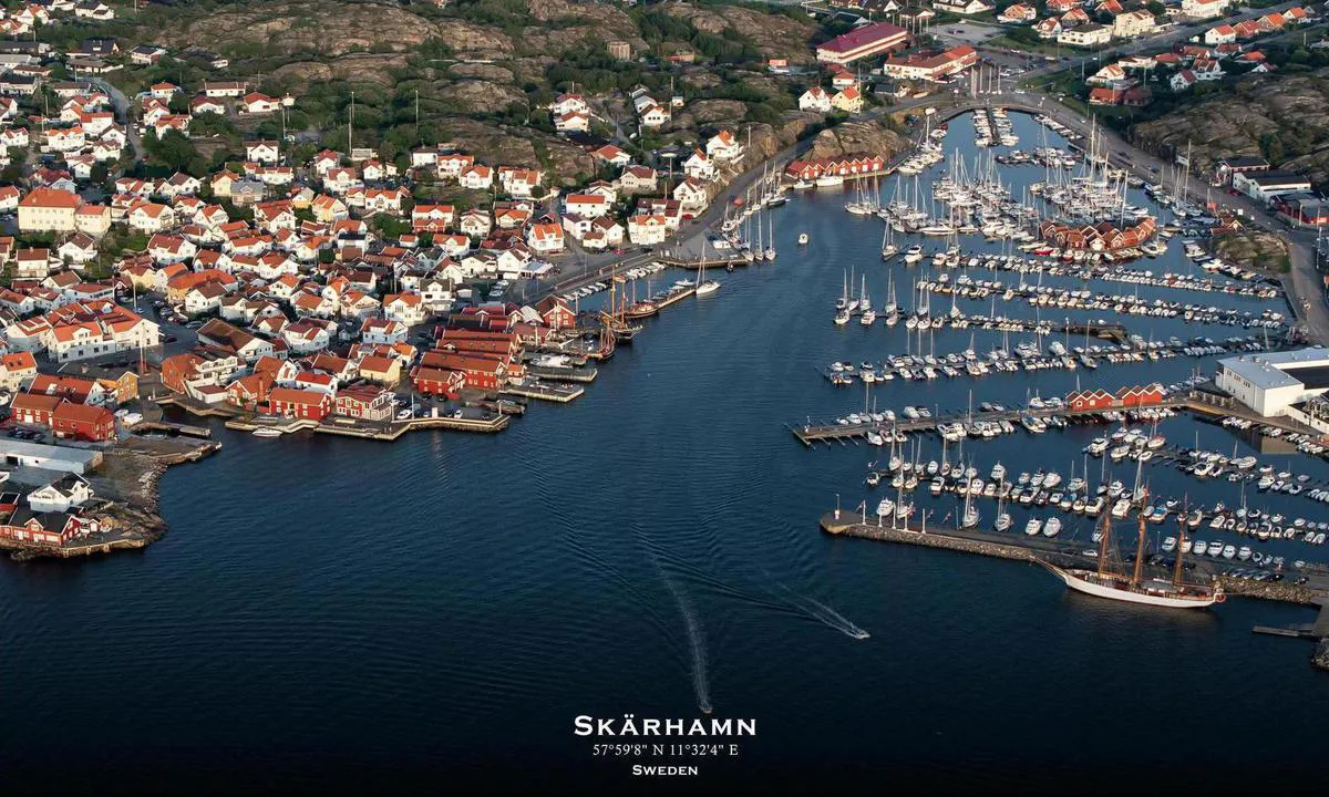 Skärhamn: {"base": "en", "no": "Luftfoto av Sk\u00e4rhamn. Presentert i samarbeid med fotoflyg.se. Du kan bestille dette som et innrammet trykk p\u00e5 deres nettsted (link nedenfor). Bruk koden \"harbourmaps\" for \u00e5 f\u00e5 10 % rabatt", "se": "Flygfotografi av Sk\u00e4rhamn. Presenterad i samarbete med fotoflyg.se. Du kan best\u00e4lla detta som en inramad utskrift p\u00e5 deras webbplats (l\u00e4nk nedan). Anv\u00e4nd koden \"harbourmaps\" f\u00f6r att f\u00e5 10% rabatt", "en": "Aerial photo of Sk\u00e4rhamn. Presented in cooperation with fotoflyg.se. You can order this as a framed print on their website (link below). Use code \"harbourmaps\" to get a 10% rebate", "da": "Luftfoto af Sk\u00e4rhamn. Pr\u00e6senteret i samarbejde med fotoflyg.se. Du kan bestille dette som en indrammet print p\u00e5 deres hjemmeside (link nedenfor). Brug koden \"harbourmaps\" for at f\u00e5 10% rabat"}