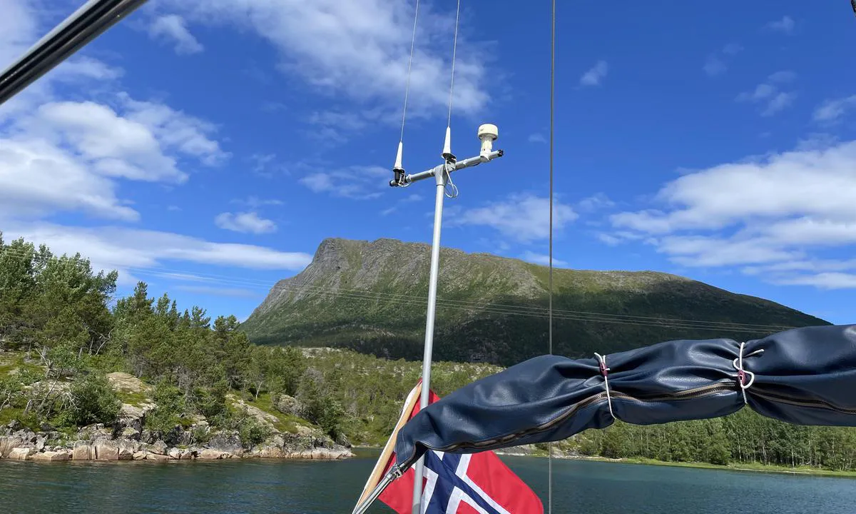 Skarsvågen: {"base": "no", "no": "Mot nord, v\u00e6r ops p\u00e5 en ledning som g\u00e5r over bukta, men det er langt inn s\u00e5 ikke noe problem", "se": "Mot norr, var uppm\u00e4rksam p\u00e5 en ledning som g\u00e5r \u00f6ver bukten, men den \u00e4r l\u00e5ngt in s\u00e5 det \u00e4r inget problem", "en": "To the north, watch out for a cable that goes over the bay, but it is far in, so not a problem", "da": "Mod nord, v\u00e6r opm\u00e6rksom p\u00e5 en ledning, der g\u00e5r over bugten, men den er langt inde, s\u00e5 det er ikke noget problem"}