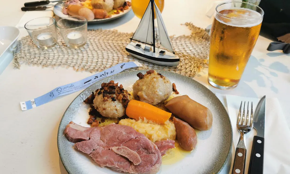 {"base": "no", "no": "Den lokale \"nasjonalretten\" Skartveitkomle.", "se": "Den lokala \"nationalr\u00e4tten\" Skartveitkummel.", "en": "The local 'national dish' Skartveitkomle.", "da": "Den lokale \"nationalret\" Skartveitknold."}