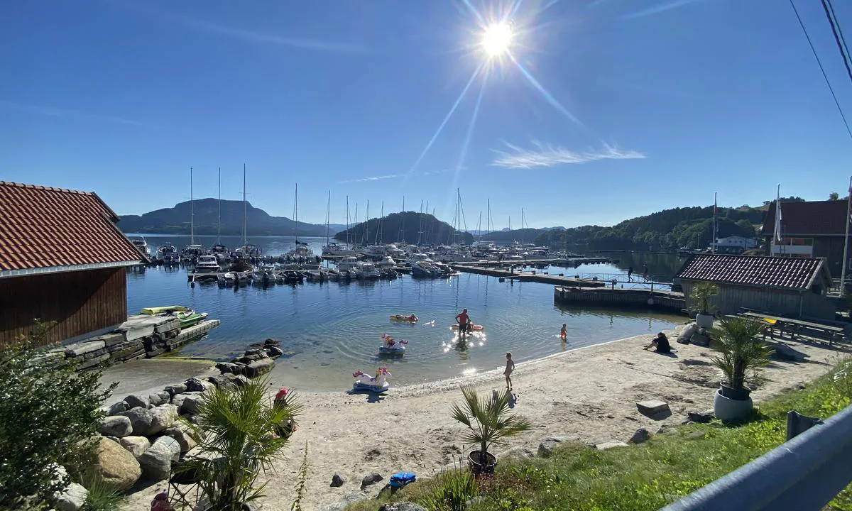 Skartveit Gjestehavn: {"base": "no", "no": "Tidlig morgen med sol fra bl\u00e5 himmel.De ivrigste badegjestene er allerede p\u00e5 plass  Gjestehavna og Servicebygg i bakgrunnen", "se": "Tidig morgon med sol fr\u00e5n bl\u00e5 himmel. De ivrigaste badg\u00e4sterna \u00e4r redan p\u00e5 plats. G\u00e4sthamnen och Servicebyggnaden i bakgrunden.", "en": "Early morning with sun from a blue sky. The most eager bathers are already in place. Guest harbor and service building in the background.", "da": "Tidlig morgen med sol fra bl\u00e5 himmel. De ivrigste badeg\u00e6ster er allerede p\u00e5 plads <br> G\u00e6stehavnen og Servicebygning i baggrunden"}