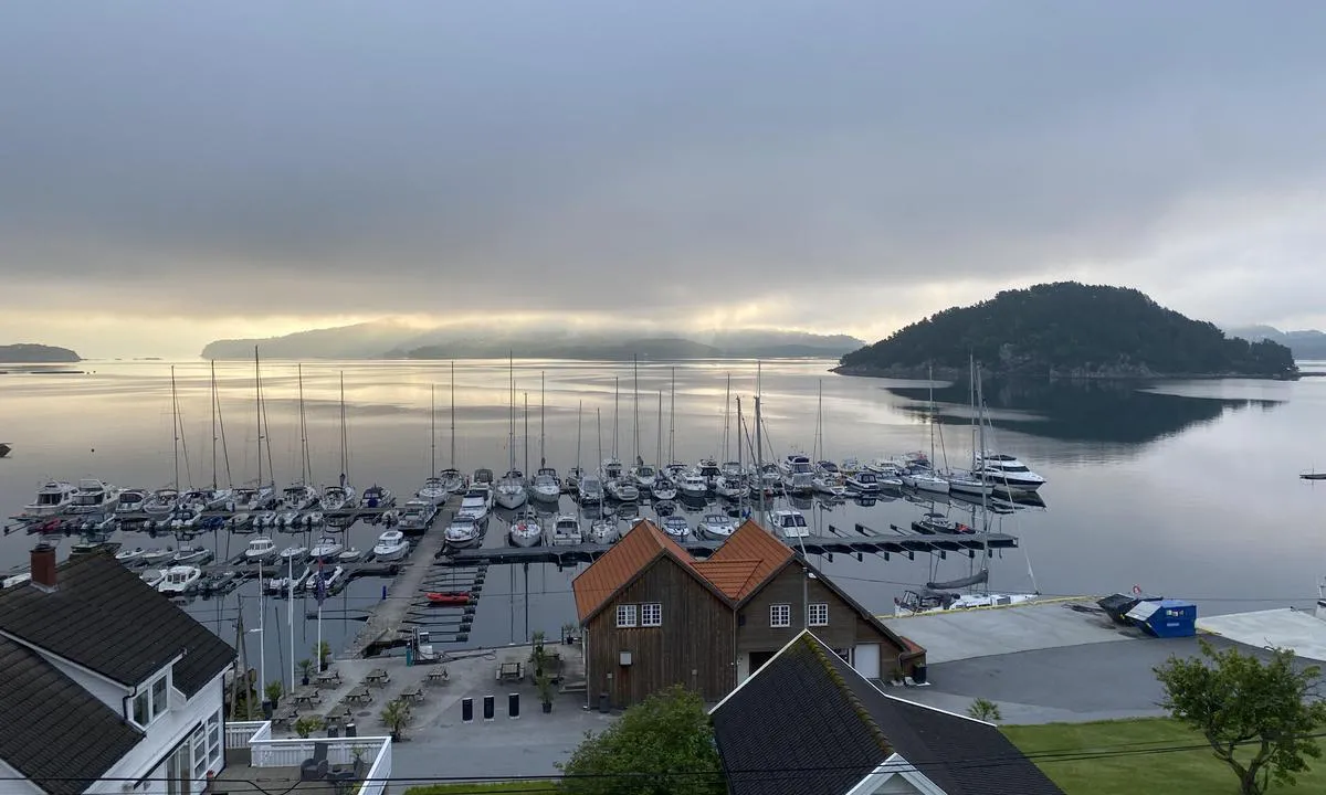 Skartveit Gjestehavn: {"base": "no", "no": "Morgenstund\r\nHer eer vi gjesrehavna, uteservering, servicebygg med restaurant, trimrom og sanit\u00e6rfasiliteter i det brune huset, Jokerbutikk i kjelleren i det hvite huset og badestranda ligger til venstre foran butikken men vises ikke p\u00e5 dette bildet.", "se": "Morgonstund<br>H\u00e4r har vi g\u00e4sthamnen, uteservering, servicebyggnad med restaurang, gym och sanitetsfaciliteter i det bruna huset, Jokerbutik i k\u00e4llaren i det vita huset och badstranden ligger till v\u00e4nster framf\u00f6r butiken men syns inte p\u00e5 denna bild.", "en": "Morning Time<br>Here we have the guest harbor, outdoor dining, service building with restaurant, gym, and sanitary facilities in the brown house, Joker store in the basement of the white house, and the beach is located to the left in front of the store but is not visible in this picture.", "da": "Morgenstund<br>Her er vi g\u00e6stehavnen, udend\u00f8rs servering, servicebygning med restaurant, motionsrum og sanitetsfaciliteter i det brune hus, Jokerbutik i k\u00e6lderen i det hvide hus og badestranden ligger til venstre foran butikken men kan ikke ses p\u00e5 dette billede."}