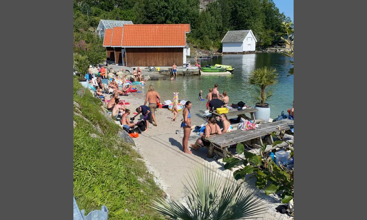 {"base": "no", "no": "Den popul\u00e6re badestranda i Skartveit Gjestehavn", "se": "Den popul\u00e4ra badstranden i Skartveit G\u00e4sthamn", "en": "The popular bathing beach at Skartveit Guest Harbor", "da": "Den popul\u00e6re badestrand i Skartveit G\u00e6stehavn"}
