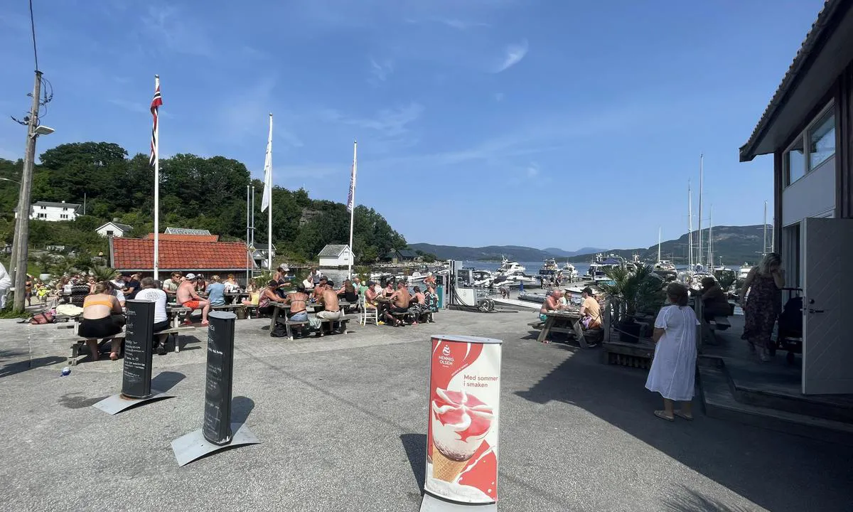 Skartveit Gjestehavn: Restaurant med uteservering