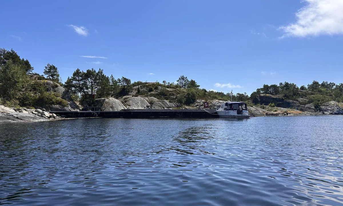 Skarveset: {"base": "no", "no": "Mot syd. Ved nordavind blir det et drag forbi og da kan man feste et tau fra neset til venstre i bildet i en ring i fjellet til akter p\u00e5 b\u00e5ten. Imidlertid sperrer man da for andre men da f\u00e5r man bare komme til enighet.", "se": "Mot syd. Vid nordvind blir det ett drag f\u00f6rbi och d\u00e5 kan man f\u00e4sta ett rep fr\u00e5n n\u00e4set till v\u00e4nster i bilden i en ring i berget till akter p\u00e5 b\u00e5ten. Dock sp\u00e4rrar man d\u00e5 f\u00f6r andra men d\u00e5 f\u00e5r man bara komma \u00f6verens.", "en": "To the south. With a north wind, there will be a draft, and then you can attach a rope from the point to the left in the picture to a ring in the rock at the stern of the boat. However, you will then block others, but you simply have to come to an agreement.", "da": "Mod syd. Ved nordenvind bliver der et sug forbi, og da kan man fastg\u00f8re et tov fra n\u00e6sset til venstre i billedet i en ring i fjeldet til agter p\u00e5 b\u00e5den. Imidlertid sp\u00e6rrer man da for andre, men da m\u00e5 man bare blive enige."}