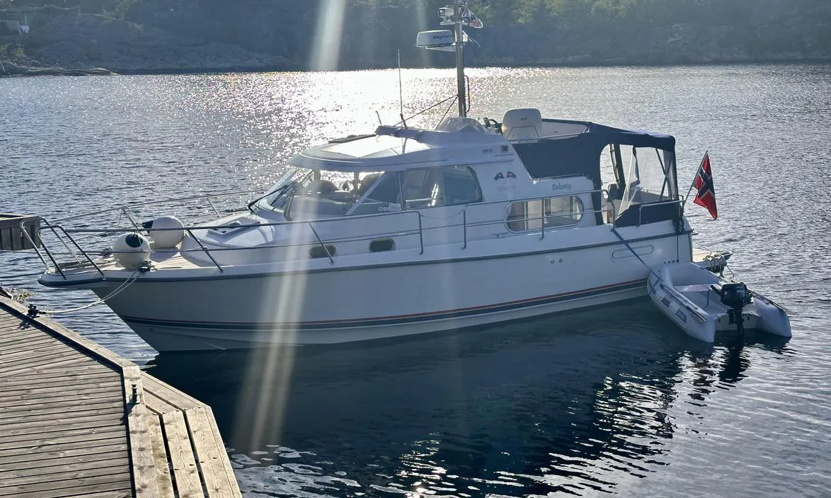 Skarveset: {"base": "no", "no": "Flott bryggeanlegg. Lite b\u00e5ttrafikk. Utsatt for vind fra nordlig retning. Fredelig plass. G\u00e5 opp fra brygga og f\u00e5 fin utsikt mot havet. Kort vei med jolle til Hafsund Vertshus.", "se": "<p>Fin brygganl\u00e4ggning. Lite b\u00e5ttrafik. Utsatt f\u00f6r vind fr\u00e5n nordlig riktning. Fridfull plats. G\u00e5 upp fr\u00e5n bryggan och f\u00e5 fin utsikt mot havet. Kort v\u00e4g med jolle till Hafsund V\u00e4rdshus.</p>", "en": "Great pier facility. Little boat traffic. Exposed to wind from the northerly direction. Peaceful place. Walk up from the pier for a nice view of the sea. Short trip by dinghy to Hafsund Inn.", "da": "Flot kajanl\u00e6g. Lille b\u00e5dtrafik. Udsat for vind fra nordlig retning. Fredeligt sted. G\u00e5 op fra kajen og f\u00e5 en fin udsigt mod havet. Kort vej med jolle til Hafsund V\u00e6rtshus."}