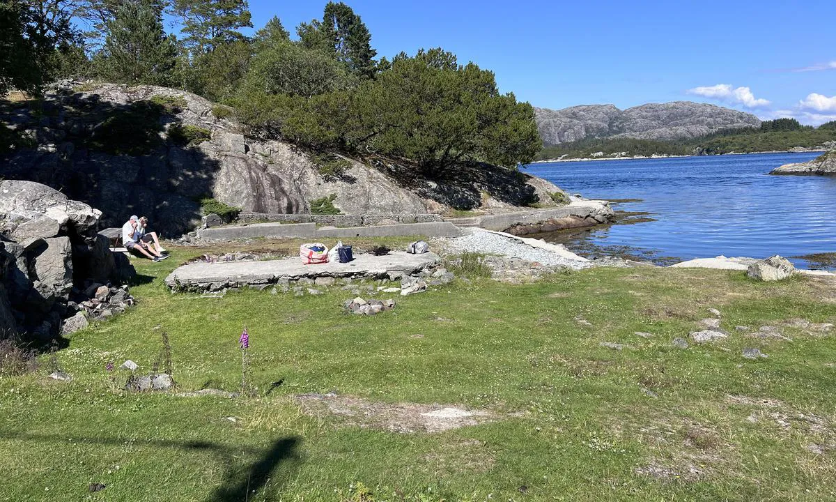 Skarvøyna - Herdla: {"base": "no", "no": "Lun grillplass.", "se": "Lugn grillplats.", "en": "Sheltered barbecue area.", "da": "Lun grillplads."}