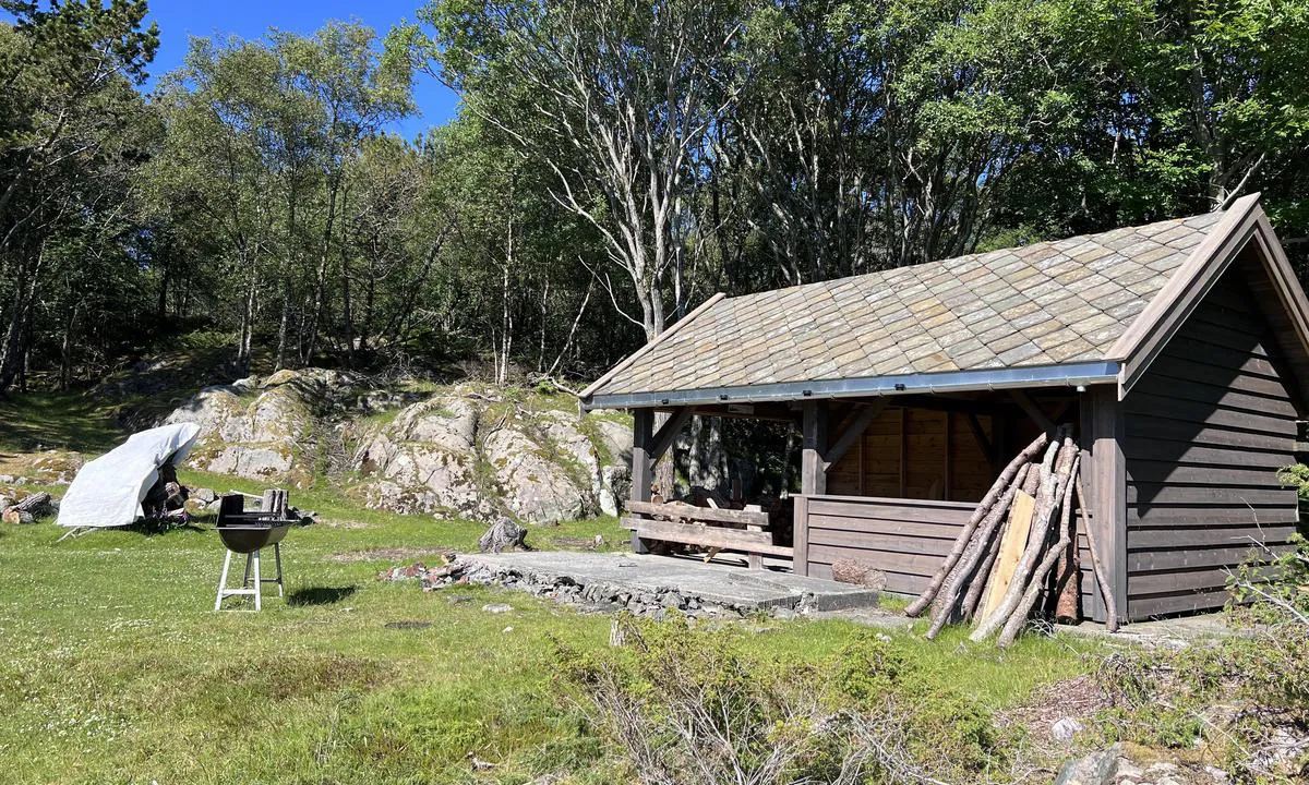 Skarvøyna - Herdla: {"base": "no", "no": "Flott gapahuk satt opp av Rossland B\u00e5tlag", "se": "Fin grillstuga uppsatt av Rossland B\u00e5tlag", "en": "Great lean-to set up by Rossland B\u00e5tlag", "da": "Flot b\u00e5lhytte opsat af Rossland B\u00e5delag"}