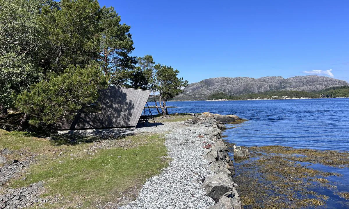 Skarvøyna - Herdla: {"base": "no", "no": "Padlehuk til overnatting.", "se": "Paddlingsskjul f\u00f6r \u00f6vernattning.", "en": "Paddle shelter for overnight stay.", "da": "Padleskjul til overnatning."}