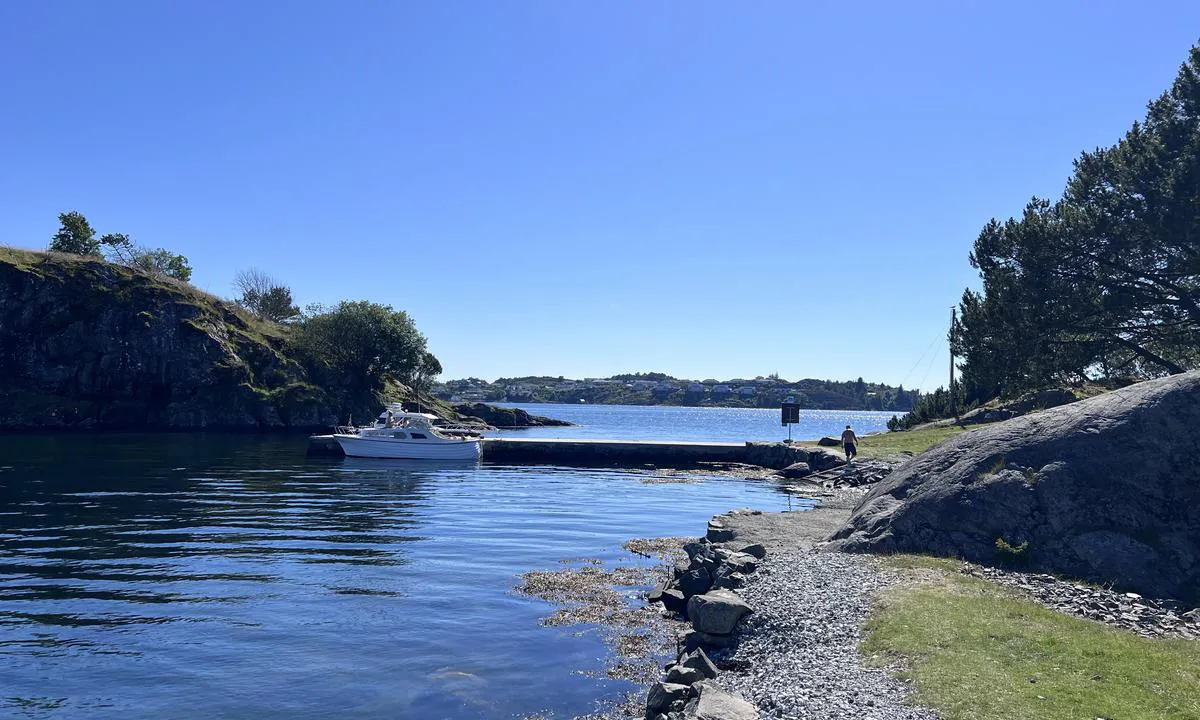 Skarvøyna - Herdla: {"base": "no", "no": "Kaien sett mot s\u00f8rvest.", "se": "Kajen sett mot sydv\u00e4st.", "en": "The quay viewed towards the southwest.", "da": "Kajen set mod sydvest."}