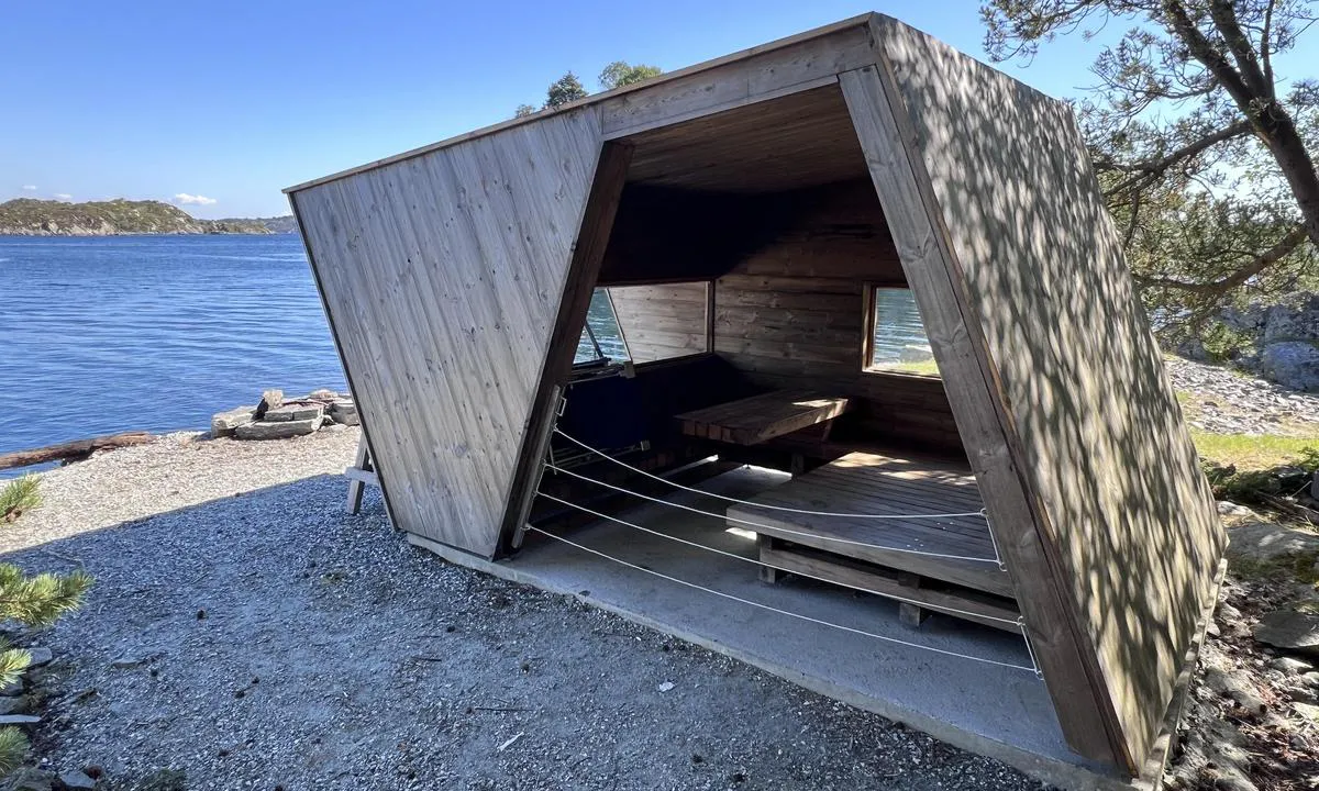 Skarvøyna - Herdla: {"base": "no", "no": "Padlehuken. Tilrettelagt opptrekk for kajakk like bortenfor.", "se": "Padelhuken. Anordnad upptagsplats f\u00f6r kajak alldeles i n\u00e4rheten.", "en": "Padlehuken. Established pull-out for kayak just beyond.", "da": "Padlehuken. Anlagt ophalerspil til kajak lige i n\u00e6rheden."}