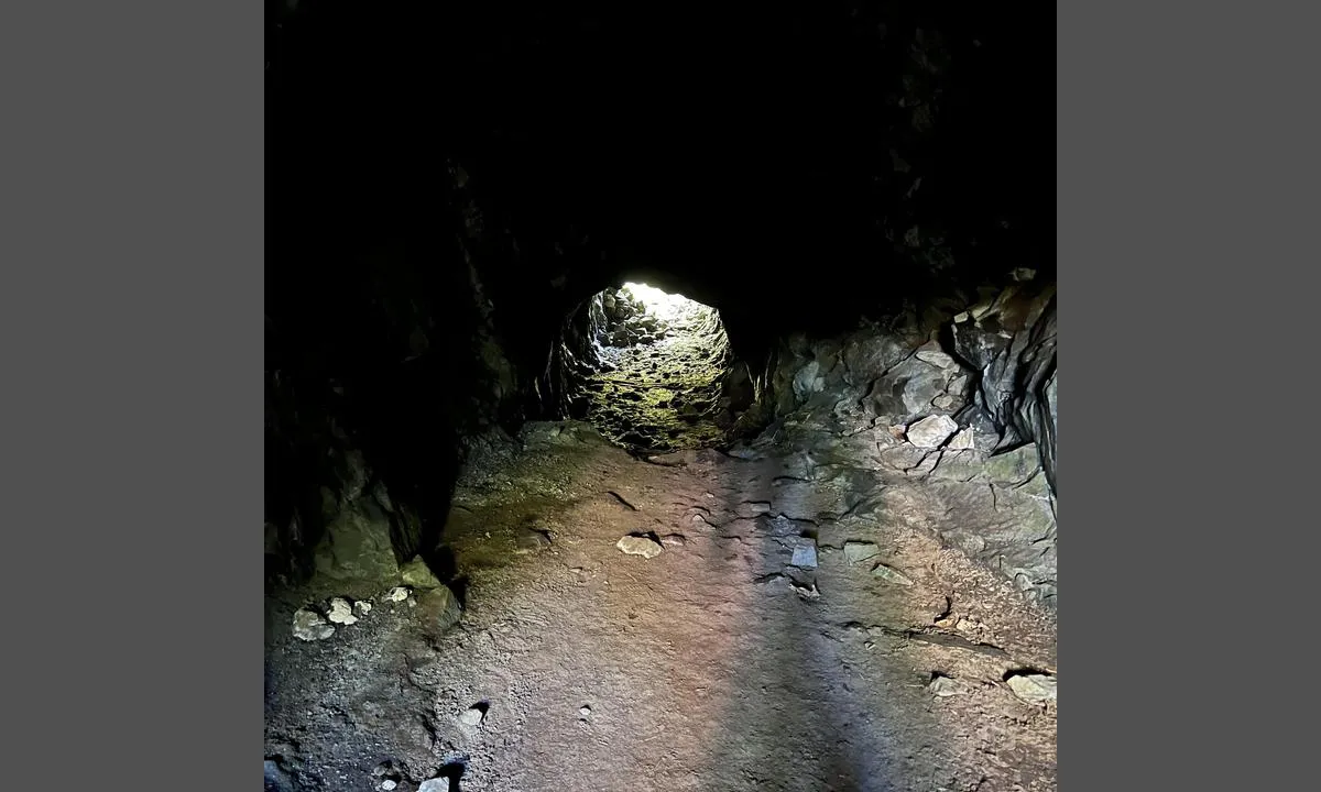 Skarvøyna - Herdla: {"base": "no", "no": "Tunnel som var del av forsvarsverkene.", "se": "Tunnel som var del av f\u00f6rsvarsverken.", "en": "Tunnel that was part of the defense works.", "da": "Tunnel som var en del af f\u00e6stningsv\u00e6rkerne."}