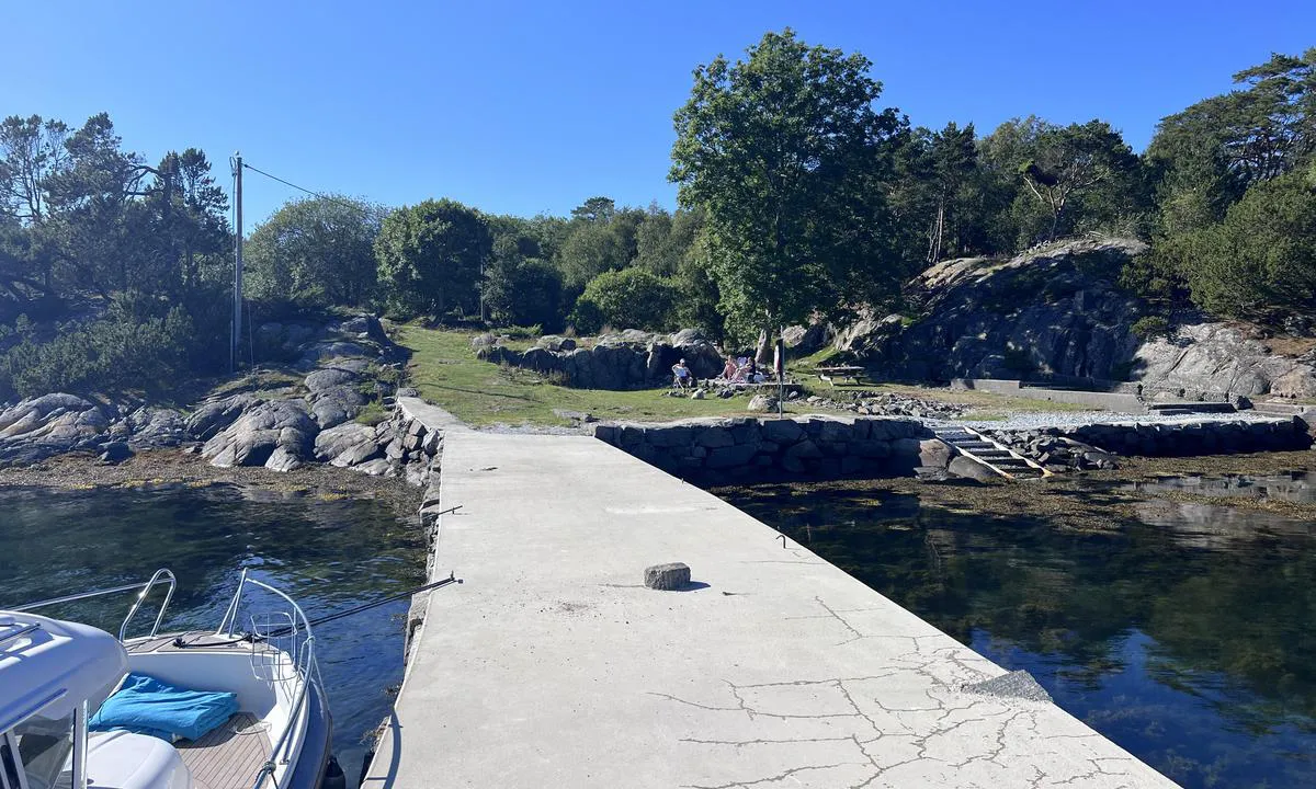 Skarvøyna - Herdla: {"base": "no", "no": "Kaien p\u00e5 s\u00f8r siden", "se": "Kajen p\u00e5 sydsidan", "en": "The quay on the south side", "da": "Kajen p\u00e5 sydsiden"}