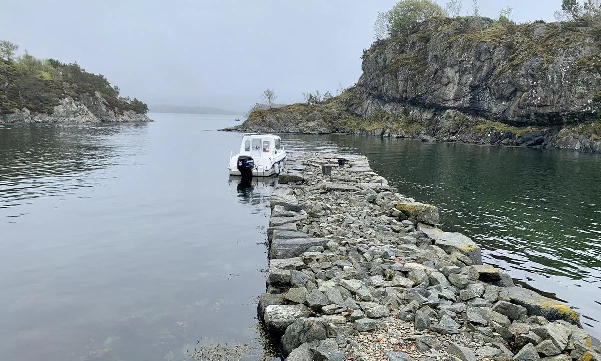 Skarvøyna - Herdla: {"base": "no", "no": "Steinkaien i s\u00f8r.", "se": "Stenkajen i s\u00f6der.", "en": "The stone pier in the south.", "da": "Stenkajen i syd."}