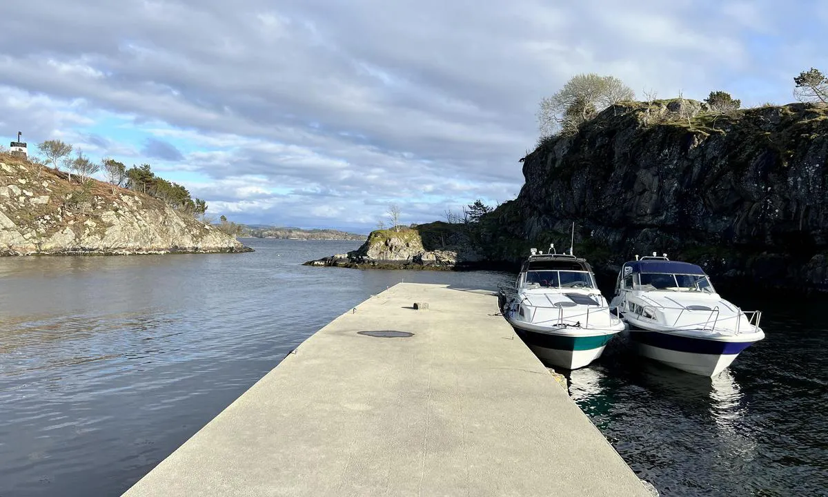 Skarvøyna - Herdla: {"base": "no", "no": "Er ogs\u00e5 mulig \u00e5 ligge ytterst p\u00e5 motsatt side av kaien, men da med drev ut", "se": "Det \u00e4r ocks\u00e5 m\u00f6jligt att ligga ytterst p\u00e5 motsatt sida av kajen, men d\u00e5 med drev ut", "en": "It is also possible to dock at the outermost part on the opposite side of the quay, but then with the drive out", "da": "Det er ogs\u00e5 muligt at ligge yderst p\u00e5 modsatte side af kajen, men da med drev ud", "fr": "Il est \u00e9galement possible de s'amarrer \u00e0 l'ext\u00e9rieur de l'autre c\u00f4t\u00e9 du quai, mais avec l'h\u00e9lice sortie.", "de": "Es ist auch m\u00f6glich, auf der \u00e4u\u00dferen Seite des Kais auf der gegen\u00fcberliegenden Seite zu liegen, jedoch mit nach au\u00dfen gerichteter Antriebseinheit.", "es": "Tambi\u00e9n es posible atracar en el extremo del lado opuesto del muelle, pero con los motores apagados.", "it": "\u00c8 anche possibile ormeggiare all'estremit\u00e0 opposta del molo, ma con l'elica fuori dall'acqua", "pt": "\u00c9 tamb\u00e9m poss\u00edvel atracar na extremidade oposta do cais, mas com o motor delicadamente", "nl": "Het is ook mogelijk om aan de buitenkant aan de andere kant van de kade te liggen, maar dan met de aandrijving naar buiten toe.", "pl": "Mo\u017cliwe jest r\u00f3wnie\u017c cumowanie na zewn\u0119trznej stronie przeciwnej cz\u0119\u015bci nabrze\u017ca, ale ze \u015brub\u0105 nap\u0119dow\u0105 skierowan\u0105 na zewn\u0105trz.", "uk": "\u0422\u0430\u043a\u043e\u0436 \u043c\u043e\u0436\u043b\u0438\u0432\u043e \u0441\u0442\u043e\u044f\u0442\u0438 \u043d\u0430 \u0437\u043e\u0432\u043d\u0456\u0448\u043d\u0456\u0439 \u0441\u0442\u043e\u0440\u043e\u043d\u0456 \u043f\u0440\u043e\u0442\u0438\u043b\u0435\u0436\u043d\u043e\u0433\u043e \u0431\u043e\u043a\u0443 \u043f\u0440\u0438\u0447\u0430\u043b\u0443, \u0430\u043b\u0435 \u0437 \u0434\u0432\u0438\u0433\u0443\u043d\u043e\u043c \u043d\u0430\u0437\u043e\u0432\u043d\u0456", "ro": "Este, de asemenea, posibil s\u0103 acostezi la marginea opus\u0103 a cheiului, dar cu motorul \u00een afar\u0103", "tr": "Kar\u015f\u0131 taraf\u0131n en u\u00e7 k\u0131sm\u0131nda da demirleyebilirsiniz, ancak pervaneler d\u0131\u015far\u0131da olmal\u0131d\u0131r.", "el": "\u0395\u03af\u03bd\u03b1\u03b9 \u03b5\u03c0\u03af\u03c3\u03b7\u03c2 \u03b4\u03c5\u03bd\u03b1\u03c4\u03cc \u03bd\u03b1 \u03b4\u03ad\u03c3\u03b5\u03b9\u03c2 \u03c3\u03c4\u03b7\u03bd \u03ac\u03ba\u03c1\u03b7 \u03b1\u03c0\u03cc \u03c4\u03b7\u03bd \u03b1\u03bd\u03c4\u03af\u03b8\u03b5\u03c4\u03b7 \u03c0\u03bb\u03b5\u03c5\u03c1\u03ac \u03c4\u03bf\u03c5 \u03bc\u03cc\u03bb\u03bf\u03c5, \u03b1\u03bb\u03bb\u03ac \u03bc\u03b5 \u03c4\u03bf\u03bd \u03ba\u03b9\u03bd\u03b7\u03c4\u03ae\u03c1\u03b1 \u03b5\u03ba\u03c4\u03cc\u03c2", "cs": "Je tak\u00e9 mo\u017en\u00e9 zakotvit na vn\u011bj\u0161\u00ed stran\u011b opa\u010dn\u00e9 strany p\u0159\u00edstavi\u0161t\u011b, ale s pohonem ven.", "hu": "Lehets\u00e9ges a rakpart m\u00e1sik oldal\u00e1nak legk\u00fcls\u0151 r\u00e9sz\u00e9n is kik\u00f6tni, de ebben az esetben <i>h\u00e1tramenetben</i>.", "fi": "On my\u00f6s mahdollista kiinnitty\u00e4 laiturin vastakkaisella puolella, mutta silloin tulee k\u00e4ytt\u00e4\u00e4 vetolaitetta", "bg": "\u0421\u044a\u0449\u043e \u0442\u0430\u043a\u0430 \u0435 \u0432\u044a\u0437\u043c\u043e\u0436\u043d\u043e \u0434\u0430 \u0441\u0442\u043e\u0438\u0442\u0435 \u043d\u0430 \u043d\u0430\u0439-\u0432\u044a\u043d\u0448\u043d\u0430\u0442\u0430 \u0447\u0430\u0441\u0442 \u043d\u0430 \u043f\u0440\u043e\u0442\u0438\u0432\u043e\u043f\u043e\u043b\u043e\u0436\u043d\u0430\u0442\u0430 \u0441\u0442\u0440\u0430\u043d\u0430 \u043d\u0430 \u043a\u0435\u044f\u0442, \u043d\u043e \u0442\u043e\u0433\u0430\u0432\u0430 \u0441\u044a\u0441 \u0437\u0430\u0434\u0435\u043d \u0445\u043e\u0434", "sr": "\u0422\u0430\u043a\u043e\u0452\u0435 \u0458\u0435 \u043c\u043e\u0433\u0443\u045b\u0435 \u043f\u0440\u0438\u0441\u0442\u0430\u0442\u0438 \u043d\u0430 \u043a\u0440\u0430\u0458\u045a\u0443 \u0441\u0442\u0440\u0430\u043d\u0443 \u0441\u0443\u043f\u0440\u043e\u0442\u043d\u0435 \u0441\u0442\u0440\u0430\u043d\u0435 \u043a\u0435\u0458\u0430, \u0430\u043b\u0438 \u0441\u0430 \u043c\u043e\u0442\u043e\u0440\u043e\u043c \u0432\u0430\u043d", "et": "On v\u00f5imalik ka seista kaile vastask\u00fcljel, kuid siis koos v\u00e4ljapoole suunatud s\u00f5ukruviga", "lv": "Ir ar\u012b iesp\u0113jams nostiprin\u0101ties pret\u0113j\u0101 mola mal\u0101, ta\u010du ar dzenskr\u016bvi uz \u0101ru", "lt": "Taip pat galima prisi\u0161vartuoti prie\u0161ingoje prieplaukos pus\u0117je, bet su varikliu i\u0161or\u0117je"}