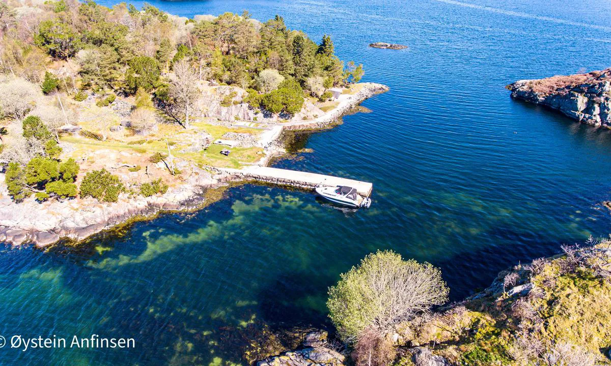 Skarvøyna - Herdla: {"base": "no", "no": "Med st\u00f8rre b\u00e5t, g\u00e5 inn mellom holmene fra s\u00f8r eller \u00f8st", "se": "Med st\u00f6rre b\u00e5t, g\u00e5 in mellan holmarna fr\u00e5n s\u00f6der eller \u00f6ster", "en": "With a larger boat, enter between the islets from the south or the east", "da": "Med st\u00f8rre b\u00e5d, g\u00e5 ind mellem holmene fra syd eller \u00f8st", "fr": "Avec un plus grand bateau, entrez entre les \u00eelots par le sud ou l'est.", "de": "Mit einem gr\u00f6\u00dferen Boot, fahren Sie zwischen den Holmen von S\u00fcden oder Osten ein", "es": "Con un barco m\u00e1s grande, entre entre los islotes desde el sur o el este", "it": "Con una barca pi\u00f9 grande, entra tra gli isolotti dal sud o dall'est", "pt": "Com barco maior, entre entre os ilh\u00e9us pelo sul ou leste", "nl": "Met een groter schip, ga tussen de eilanden door vanaf het zuiden of oosten", "pl": "Ze wi\u0119kszym statkiem, wej\u015b\u0107 pomi\u0119dzy wyspy od po\u0142udnia lub wschodu", "uk": "\u0417 \u0431\u0456\u043b\u044c\u0448\u043e\u044e \u043b\u043e\u0434\u043a\u043e\u044e, \u0437\u0430\u0445\u043e\u0434\u044c\u0442\u0435 \u043c\u0456\u0436 \u043e\u0441\u0442\u0440\u0456\u0432\u0446\u044f\u043c\u0438 \u0437 \u043f\u0456\u0432\u0434\u043d\u044f \u0430\u0431\u043e \u0441\u0445\u043e\u0434\u0443", "ro": "Cu o barc\u0103 mai mare, intra\u021bi \u00eentre insule de la sud sau est", "tr": "Daha b\u00fcy\u00fck bir tekneyle, adac\u0131klar\u0131n aras\u0131ndan g\u00fcney veya do\u011fu y\u00f6n\u00fcnden girin", "el": "\u039c\u03b5 \u03bc\u03b5\u03b3\u03b1\u03bb\u03cd\u03c4\u03b5\u03c1\u03bf \u03c3\u03ba\u03ac\u03c6\u03bf\u03c2, \u03b5\u03b9\u03c3\u03ad\u03bb\u03b8\u03b5\u03c4\u03b5 \u03b1\u03bd\u03ac\u03bc\u03b5\u03c3\u03b1 \u03c3\u03c4\u03b1 \u03bd\u03b7\u03c3\u03ac\u03ba\u03b9\u03b1 \u03b1\u03c0\u03cc \u03c4\u03bf \u03bd\u03cc\u03c4\u03bf \u03ae \u03c4\u03b7\u03bd \u03b1\u03bd\u03b1\u03c4\u03bf\u03bb\u03ae", "cs": "S v\u011bt\u0161\u00ed lod\u00ed vplujte mezi ostr\u016fvky od jihu nebo v\u00fdchodu", "hu": "Nagyobb haj\u00f3val behaj\u00f3zni a szigetek k\u00f6z\u00f6tti \u00e1tj\u00e1r\u00f3n d\u00e9lr\u0151l vagy keletr\u0151l.", "fi": "Suuremmalla veneell\u00e4 mene sis\u00e4\u00e4n luotojen v\u00e4list\u00e4 etel\u00e4st\u00e4 tai id\u00e4st\u00e4", "bg": "\u0421 \u043f\u043e-\u0433\u043e\u043b\u044f\u043c \u043a\u043e\u0440\u0430\u0431 \u0432\u043b\u0435\u0437\u0442\u0435 \u043c\u0435\u0436\u0434\u0443 \u043e\u0441\u0442\u0440\u043e\u0432\u0438\u0442\u0435 \u043e\u0442 \u044e\u0433 \u0438\u043b\u0438 \u0438\u0437\u0442\u043e\u043a", "sr": "Sa ve\u0107im brodom, u\u0107i izme\u0111u ostrva sa juga ili istoka", "et": "Suurema paadiga sisene saarte vahelt l\u00f5unast v\u00f5i idast", "lv": "Ar liel\u0101ku laivu, dodieties starp sali\u0146\u0101m no dienvidiem vai austrumiem", "lt": "Su didesniu laivu, \u012fplaukite tarp sal\u0173 i\u0161 piet\u0173 arba ryt\u0173"}