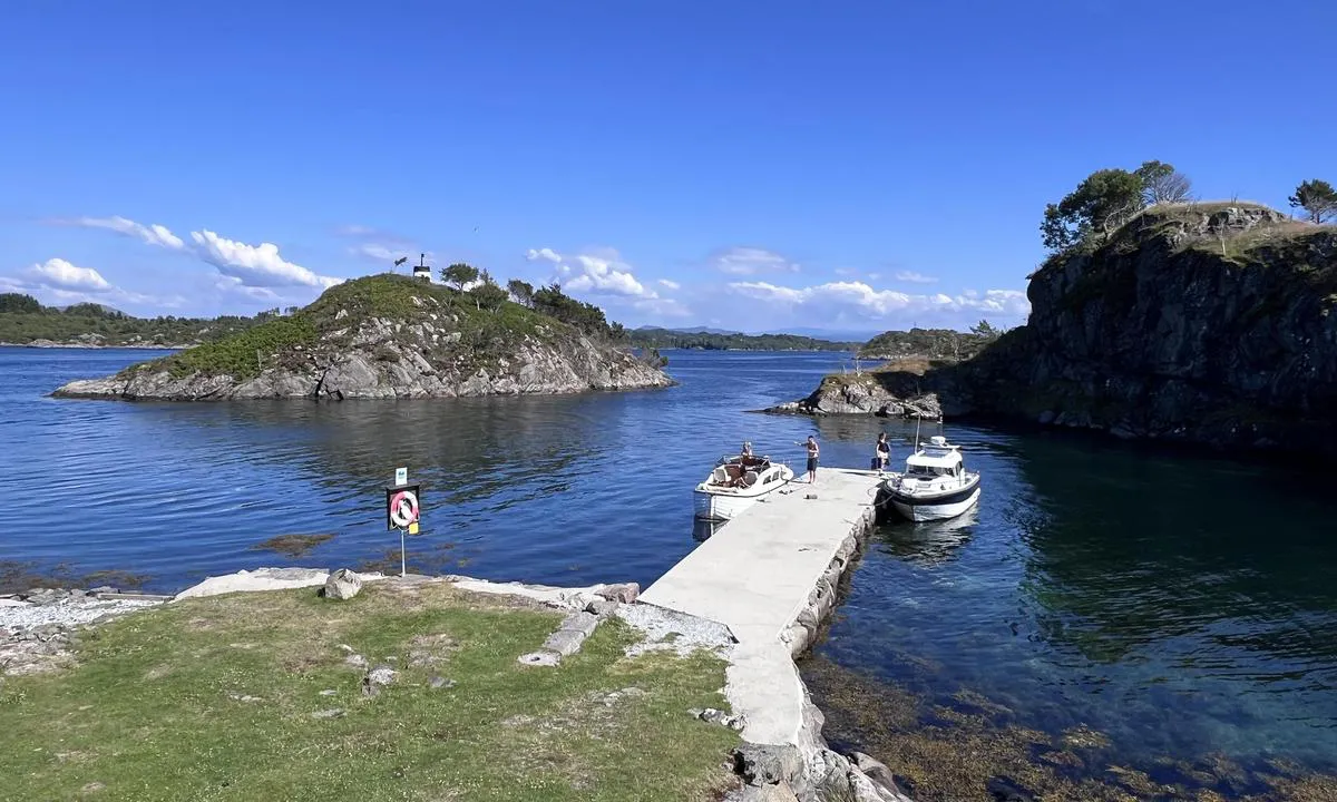 Skarvøyna - Herdla: {"base": "no", "no": "Molo/kai med nytt betongdekke med innst\u00f8pte fort\u00f8yningsbolter.", "se": "Molo/kaj med ny betongbel\u00e4ggning med ingjutna f\u00f6rt\u00f6jningsbultar.", "en": "Pier/quay with new concrete deck with embedded mooring bolts.", "da": "Mole/kaj med ny betonbel\u00e6gning med indst\u00f8bte fort\u00f8jningsbolte."}