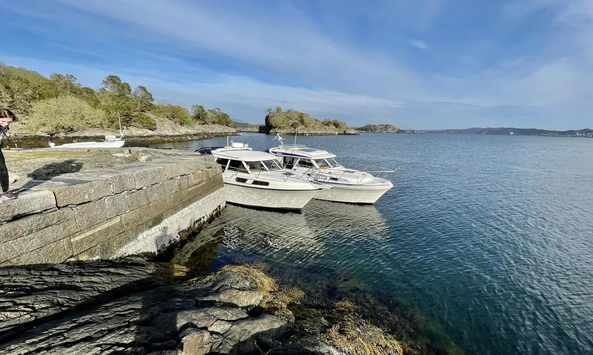 Skarvøyna - Herdla: {"base": "no", "no": "Steinkaien i nord.", "se": "Stenkajen i norr.", "en": "The stone quay in the north.", "da": "Stenkaien i nord."}