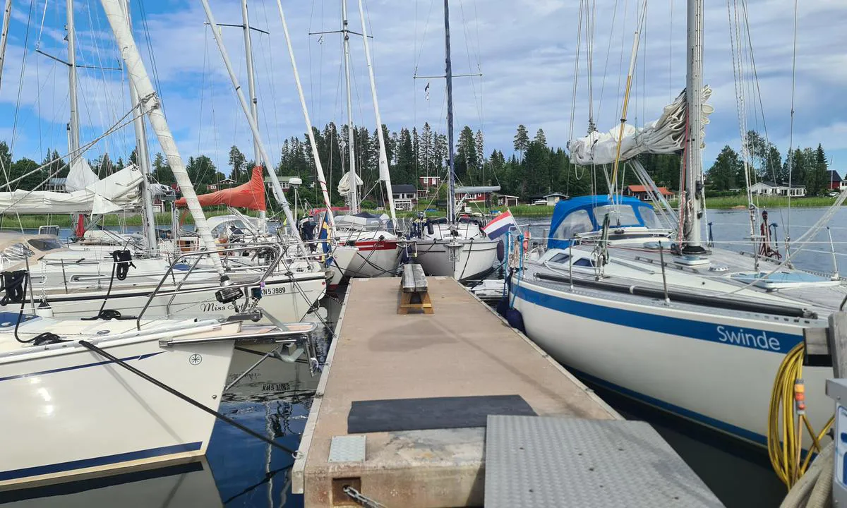 Skatan: {"base": "en", "no": "Ikke gi opp for fort - havnesjefen er ressurssterk n\u00e5r det gjelder \u00e5 f\u00e5 plass til s\u00e5 mange b\u00e5ter som mulig.", "se": "Ge inte upp f\u00f6r snabbt - hamnkaptenen \u00e4r resursfull n\u00e4r det g\u00e4ller att f\u00e5 plats med s\u00e5 m\u00e5nga b\u00e5tar som m\u00f6jligt.", "en": "Don\u2019t give up too quickly \u2013 the harbour master is resourceful when it comes to accommodating as many boats as possible.", "da": "Giv ikke op for hurtigt - havnefogeden er ressourcefuld, n\u00e5r det kommer til at give plads til s\u00e5 mange b\u00e5de som muligt.", "fr": "Ne renoncez pas trop vite - le ma\u00eetre de port est ing\u00e9nieux lorsqu'il s'agit d'accueillir le plus grand nombre de bateaux possible.", "de": "Geben Sie nicht zu schnell auf - der Hafenmeister ist einfallsreich, wenn es darum geht, so viele Boote wie m\u00f6glich unterzubringen.", "es": "No te rindas demasiado r\u00e1pido: el capit\u00e1n del puerto es ingenioso a la hora de acomodar la mayor cantidad de barcos posible.", "it": "Non arrenderti troppo presto - il capo del porto \u00e8 ingegnoso quando si tratta di ospitare il maggior numero possibile di barche.", "pt": "N\u00e3o desista t\u00e3o rapidamente - o capit\u00e3o do porto \u00e9 engenhoso quando se trata de acomodar o maior n\u00famero poss\u00edvel de embarca\u00e7\u00f5es.", "nl": "Geef niet te snel op - de havenmeester is vindingrijk als het gaat om het herbergen van zoveel mogelijk boten.", "pl": "Nie poddawaj si\u0119 zbyt szybko - bosman jest pomys\u0142owy, je\u015bli chodzi o przyjmowanie jak najwi\u0119kszej liczby \u0142odzi.", "uk": "\u041d\u0435 \u0437\u0434\u0430\u0432\u0430\u0439\u0442\u0435\u0441\u044c \u043d\u0430\u0434\u0442\u043e \u0448\u0432\u0438\u0434\u043a\u043e - \u0433\u0430\u0432\u0430\u043d\u043d\u0438\u0439 \u043c\u0430\u0439\u0441\u0442\u0435\u0440 \u0432\u0438\u043d\u0430\u0445\u0456\u0434\u043b\u0438\u0432\u0438\u0439, \u043a\u043e\u043b\u0438 \u0439\u0434\u0435\u0442\u044c\u0441\u044f \u043f\u0440\u043e \u0440\u043e\u0437\u043c\u0456\u0449\u0435\u043d\u043d\u044f \u044f\u043a\u043e\u043c\u043e\u0433\u0430 \u0431\u0456\u043b\u044c\u0448\u043e\u0457 \u043a\u0456\u043b\u044c\u043a\u043e\u0441\u0442\u0456 \u0447\u043e\u0432\u043d\u0456\u0432.", "ro": "Nu renun\u021ba prea repede - portarul este ingenios c\u00e2nd vine vorba de a g\u0103zdui c\u00e2t mai multe b\u0103rci posibil.", "tr": "\u00c7ok \u00e7abuk pes etmeyin - liman kaptan\u0131 m\u00fcmk\u00fcn oldu\u011funca \u00e7ok tekneyi bar\u0131nd\u0131rma konusunda olduk\u00e7a beceriklidir.", "el": "\u039c\u03b7\u03bd \u03c4\u03b1 \u03c0\u03b1\u03c1\u03b1\u03c4\u03ac\u03c4\u03b5 \u03c0\u03bf\u03bb\u03cd \u03b3\u03c1\u03ae\u03b3\u03bf\u03c1\u03b1 - \u03bf \u03bb\u03b9\u03bc\u03b5\u03bd\u03ac\u03c1\u03c7\u03b7\u03c2 \u03b5\u03af\u03bd\u03b1\u03b9 \u03b5\u03c0\u03b9\u03bd\u03bf\u03b7\u03c4\u03b9\u03ba\u03cc\u03c2 \u03cc\u03c4\u03b1\u03bd \u03c0\u03c1\u03cc\u03ba\u03b5\u03b9\u03c4\u03b1\u03b9 \u03bd\u03b1 \u03c6\u03b9\u03bb\u03bf\u03be\u03b5\u03bd\u03ae\u03c3\u03b5\u03b9 \u03cc\u03c3\u03bf \u03c4\u03bf \u03b4\u03c5\u03bd\u03b1\u03c4\u03cc\u03bd \u03c0\u03b5\u03c1\u03b9\u03c3\u03c3\u03cc\u03c4\u03b5\u03c1\u03b1 \u03c3\u03ba\u03ac\u03c6\u03b7.", "cs": "Nevzd\u00e1vejte to p\u0159\u00edli\u0161 rychle - p\u0159\u00edstavn\u00ed mistr je vynal\u00e9zav\u00fd, pokud jde o ubytov\u00e1n\u00ed co nejv\u011bt\u0161\u00edho po\u010dtu lod\u00ed.", "hu": "Ne add fel t\u00fal gyorsan - a kik\u00f6t\u0151mester tal\u00e1l\u00e9kony, amikor arr\u00f3l van sz\u00f3, hogy min\u00e9l t\u00f6bb haj\u00f3t befogadjon.", "fi": "\u00c4l\u00e4 luovuta liian nopeasti - satamap\u00e4\u00e4llikk\u00f6 on kekseli\u00e4s majoittaessaan mahdollisimman monta venett\u00e4.", "bg": "\u041d\u0435 \u0441\u0435 \u043e\u0442\u043a\u0430\u0437\u0432\u0430\u0439\u0442\u0435 \u043f\u0440\u0435\u043a\u0430\u043b\u0435\u043d\u043e \u0431\u044a\u0440\u0437\u043e - \u043f\u0440\u0438\u0441\u0442\u0430\u043d\u0438\u0449\u043d\u0438\u044f\u0442 \u043a\u0430\u043f\u0438\u0442\u0430\u043d \u0435 \u043d\u0430\u0445\u043e\u0434\u0447\u0438\u0432, \u043a\u043e\u0433\u0430\u0442\u043e \u0441\u0442\u0430\u0432\u0430 \u0432\u044a\u043f\u0440\u043e\u0441 \u0437\u0430 \u043d\u0430\u0441\u0442\u0430\u043d\u044f\u0432\u0430\u043d\u0435 \u043d\u0430 \u0432\u044a\u0437\u043c\u043e\u0436\u043d\u043e \u043d\u0430\u0439-\u043c\u043d\u043e\u0433\u043e \u043b\u043e\u0434\u043a\u0438.", "sr": "Nemojte odustati prebrzo - lu\u010dki kapetan je snala\u017eljiv kada je u pitanju sme\u0161taj \u0161to ve\u0107eg broja brodova.", "et": "\u00c4rge andke liiga kiiresti alla - sadamakapten on leidlik, kui on vaja v\u00f5imalikult palju paate mahutada.", "lv": "Neatst\u0101jieties p\u0101r\u0101k \u0101tri - ostas kapteinis ir izdomas bag\u0101ts, kad runa ir par iesp\u0113jami daudz laivu izvieto\u0161anu.", "lt": "Nepasiduokite pernelyg greitai - uosto kapitonas yra i\u0161radingas, kai kalbama apie kuo daugiau laiv\u0173 pri\u0117mim\u0105."}