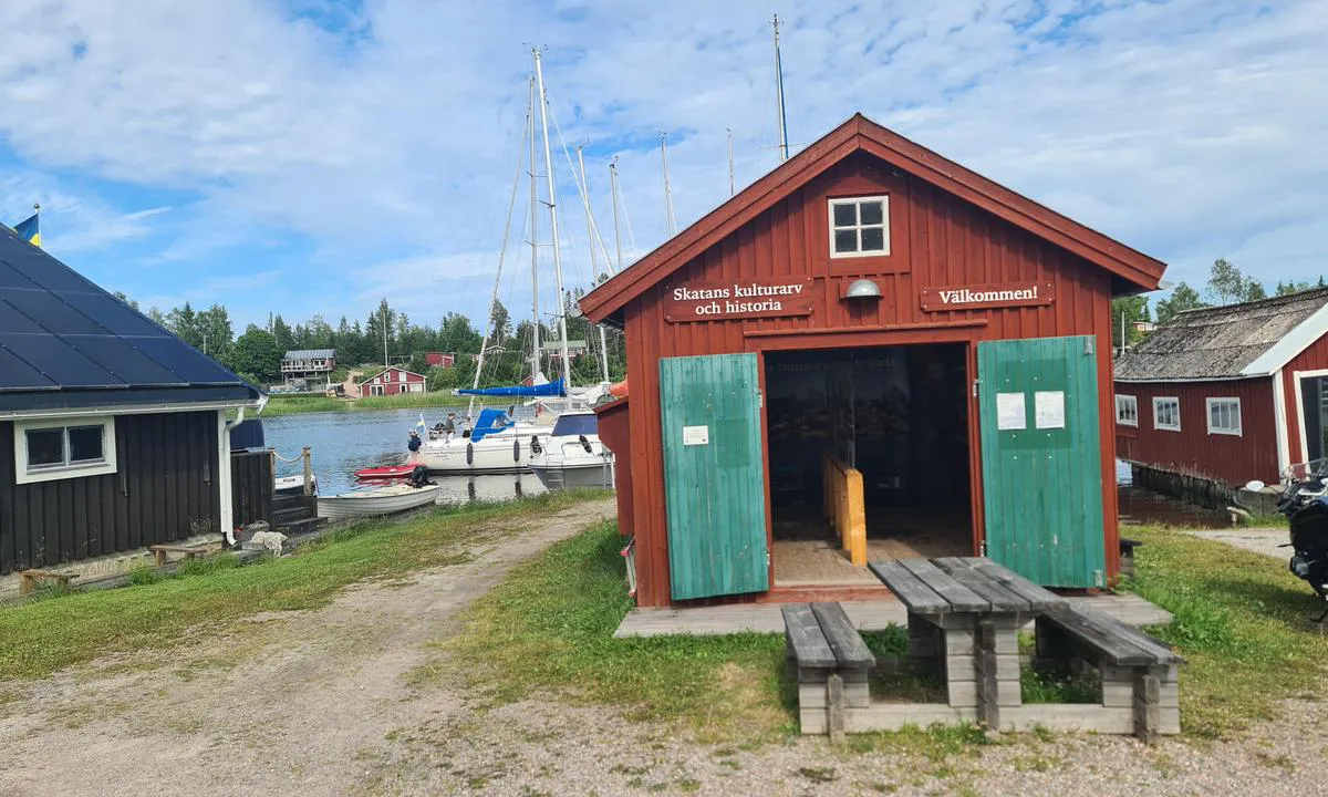 Skatan: {"base": "en", "no": "Liten museum", "se": "Litet museum", "en": "Small museum", "da": "Lille museum", "fr": "Petit mus\u00e9e", "de": "Kleines Museum", "es": "Peque\u00f1o museo", "it": "Piccolo museo", "pt": "Pequeno museu", "nl": "Klein museum", "pl": "Ma\u0142e muzeum", "uk": "\u041d\u0435\u0432\u0435\u043b\u0438\u043a\u0438\u0439 \u043c\u0443\u0437\u0435\u0439", "ro": "Muzeu mic", "tr": "K\u00fc\u00e7\u00fck m\u00fcze", "el": "\u039c\u03b9\u03ba\u03c1\u03cc \u03bc\u03bf\u03c5\u03c3\u03b5\u03af\u03bf", "cs": "Mal\u00e9 muzeum", "hu": "Kis m\u00fazeum", "fi": "Pieni museo", "bg": "\u041c\u0430\u043b\u044a\u043a \u043c\u0443\u0437\u0435\u0439", "sr": "Mala muzejska zbirka", "et": "V\u00e4ike muuseum", "lv": "Mazs muzejs", "lt": "Ma\u017eas muziejus"}