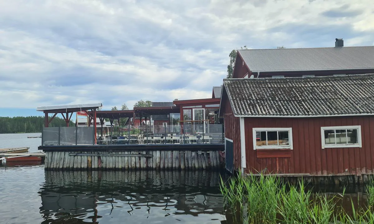 Skatan: {"base": "en", "no": "Kaf\u00e9 og restaurant ved siden av 'havnen'", "se": "Caf\u00e9 och restaurang bredvid \u2018hamnen\u2019", "en": "Caf\u00e9 and restaurant next to the \u2018harbour\u2019", "da": "Caf\u00e9 og restaurant ved siden af 'havnen'", "fr": "Caf\u00e9 et restaurant \u00e0 c\u00f4t\u00e9 du \u2018port\u2019", "de": "Caf\u00e9 und Restaurant neben dem \u201aHafen\u2018", "es": "Caf\u00e9 y restaurante junto al \u2018puerto\u2019", "it": "Caff\u00e8 e ristorante accanto al 'porto'", "pt": "Caf\u00e9 e restaurante ao lado do 'porto'", "nl": "Caf\u00e9 en restaurant naast de \u2018haven\u2019", "pl": "Kawiarnia i restauracja obok \u2018portu\u2019", "uk": "\u041a\u0430\u0444\u0435 \u0442\u0430 \u0440\u0435\u0441\u0442\u043e\u0440\u0430\u043d \u043f\u043e\u0440\u0443\u0447 \u0437 \u00ab\u0433\u0430\u0432\u0430\u043d\u043d\u044e\u00bb", "ro": "Cafenea \u0219i restaurant l\u00e2ng\u0103 \u2018port\u2019", "tr": "Liman\u0131n yan\u0131ndaki kafe ve restoran", "el": "\u039a\u03b1\u03c6\u03b5\u03c4\u03ad\u03c1\u03b9\u03b1 \u03ba\u03b1\u03b9 \u03b5\u03c3\u03c4\u03b9\u03b1\u03c4\u03cc\u03c1\u03b9\u03bf \u03b4\u03af\u03c0\u03bb\u03b1 \u03c3\u03c4\u03bf \u2018\u03bb\u03b9\u03bc\u03ac\u03bd\u03b9\u2019", "cs": "Kav\u00e1rna a restaurace vedle \u201ap\u0159\u00edstavu\u2018", "hu": "K\u00e1v\u00e9z\u00f3 \u00e9s \u00e9tterem a \u201ekik\u00f6t\u0151\u201d mellett", "fi": "Kahvila ja ravintola sataman vieress\u00e4", "bg": "\u041a\u0430\u0444\u0435\u043d\u0435 \u0438 \u0440\u0435\u0441\u0442\u043e\u0440\u0430\u043d\u0442 \u0434\u043e \u201e\u043f\u0440\u0438\u0441\u0442\u0430\u043d\u0438\u0449\u0435\u0442\u043e\u201c", "sr": "Kafi\u0107 i restoran pored 'luke'", "et": "Kohvik ja restoran sadama k\u00f5rval", "lv": "Kafejn\u012bca un restor\u0101ns blakus 'osta'", "lt": "Kavin\u0117 ir restoranas \u0161alia 'uosto'"}
