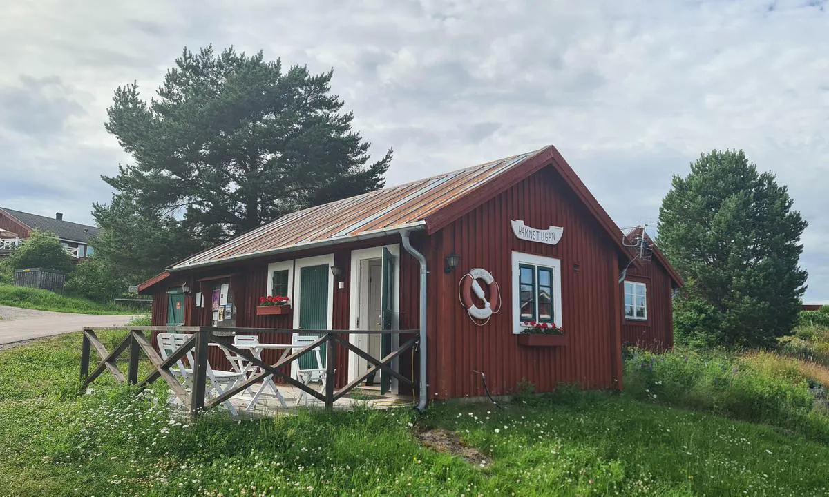 Skatan: {"base": "en", "no": "I denne bygningen finner du toalett, dusj, badstue og vaskemaskin (og t\u00f8rketrommel)", "se": "I denna byggnad hittar du en toalett, dusch, bastu och tv\u00e4ttmaskin (och torktumlare)", "en": "In this building, you\u2019ll find a toilet, shower, sauna and washing machine (and tumble dryer)", "da": "I denne bygning finder du toilet, brusebad, sauna og vaskemaskine (og t\u00f8rretumbler)", "fr": "Dans ce b\u00e2timent, vous trouverez des toilettes, une douche, un sauna et une machine \u00e0 laver (et un s\u00e8che-linge)", "de": "In diesem Geb\u00e4ude finden Sie eine Toilette, Dusche, Sauna und Waschmaschine (und Trockner)", "es": "En este edificio, encontrar\u00e1s un ba\u00f1o, ducha, sauna y lavadora (y secadora)", "it": "In questo edificio troverete un bagno, una doccia, una sauna e una lavatrice (e asciugatrice).", "pt": "Neste edif\u00edcio, voc\u00ea encontrar\u00e1 um banheiro, chuveiro, sauna e m\u00e1quina de lavar (e secadora)", "nl": "In dit gebouw vindt u een toilet, douche, sauna en wasmachine (en droger)", "pl": "W tym budynku znajdziesz toalet\u0119, prysznic, saun\u0119 i pralk\u0119 (oraz suszark\u0119 b\u0119bnow\u0105)", "uk": "\u0423 \u0446\u0456\u0439 \u0431\u0443\u0434\u0456\u0432\u043b\u0456 \u0432\u0438 \u0437\u043d\u0430\u0439\u0434\u0435\u0442\u0435 \u0442\u0443\u0430\u043b\u0435\u0442, \u0434\u0443\u0448, \u0441\u0430\u0443\u043d\u0443 \u0442\u0430 \u043f\u0440\u0430\u043b\u044c\u043d\u0443 \u043c\u0430\u0448\u0438\u043d\u0443 (\u0456 \u0441\u0443\u0448\u0438\u043b\u044c\u043d\u0443 \u043c\u0430\u0448\u0438\u043d\u0443)", "ro": "\u00cen aceast\u0103 cl\u0103dire, ve\u021bi g\u0103si o toalet\u0103, un du\u0219, o saun\u0103 \u0219i o ma\u0219in\u0103 de sp\u0103lat (\u0219i un usc\u0103tor de rufe)", "tr": "Bu binada tuvalet, du\u015f, sauna ve \u00e7ama\u015f\u0131r makinesi (ve kurutucu) bulacaks\u0131n\u0131z.", "el": "\u03a3\u03b5 \u03b1\u03c5\u03c4\u03cc \u03c4\u03bf \u03ba\u03c4\u03af\u03c1\u03b9\u03bf, \u03b8\u03b1 \u03b2\u03c1\u03b5\u03af\u03c4\u03b5 \u03c4\u03bf\u03c5\u03b1\u03bb\u03ad\u03c4\u03b1, \u03bd\u03c4\u03bf\u03c5\u03c2, \u03c3\u03ac\u03bf\u03c5\u03bd\u03b1 \u03ba\u03b1\u03b9 \u03c0\u03bb\u03c5\u03bd\u03c4\u03ae\u03c1\u03b9\u03bf (\u03ba\u03b1\u03b9 \u03c3\u03c4\u03b5\u03b3\u03bd\u03c9\u03c4\u03ae\u03c1\u03b9\u03bf)", "cs": "V t\u00e9to budov\u011b najdete toaletu, sprchu, saunu a pra\u010dku (a su\u0161i\u010dku)", "hu": "Ebben az \u00e9p\u00fcletben tal\u00e1lhat\u00f3 WC, zuhanyz\u00f3, szauna \u00e9s mos\u00f3g\u00e9p (\u00e9s sz\u00e1r\u00edt\u00f3g\u00e9p)", "fi": "T\u00e4ss\u00e4 rakennuksessa on wc, suihku, sauna ja pesukone (sek\u00e4 kuivausrumpu)", "bg": "\u0412 \u0442\u0430\u0437\u0438 \u0441\u0433\u0440\u0430\u0434\u0430 \u0449\u0435 \u043d\u0430\u043c\u0435\u0440\u0438\u0442\u0435 \u0442\u043e\u0430\u043b\u0435\u0442\u043d\u0430, \u0434\u0443\u0448, \u0441\u0430\u0443\u043d\u0430 \u0438 \u043f\u0435\u0440\u0430\u043b\u043d\u044f (\u0438 \u0441\u0443\u0448\u0438\u043b\u043d\u044f)", "sr": "U ovoj zgradi \u0107ete prona\u0107i toalet, tu\u0161, saunu i ma\u0161inu za pranje ve\u0161a (i ma\u0161inu za su\u0161enje ve\u0161a).", "et": "Selles hoones leiad tualeti, du\u0161i, sauna ja pesumasina (ja kuivati)", "lv": "\u0160aj\u0101 \u0113k\u0101 j\u016bs atrad\u012bsiet tualeti, du\u0161u, pirti un ve\u013cas mazg\u0101jamo ma\u0161\u012bnu (un \u017e\u0101v\u0113t\u0101ju)", "lt": "\u0160iame pastate rasite tualet\u0105, du\u0161\u0105, saun\u0105 ir skalbimo ma\u0161in\u0105 (bei d\u017eiovykl\u0119)"}