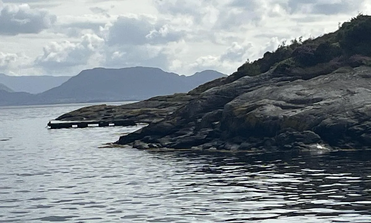 Skåtholmen: {"base": "no", "no": "Flytebryggen sett fra nord", "se": "Flytbryggan sedd fr\u00e5n norr", "en": "The floating dock seen from the north", "da": "Flydebroen set fra nord"}