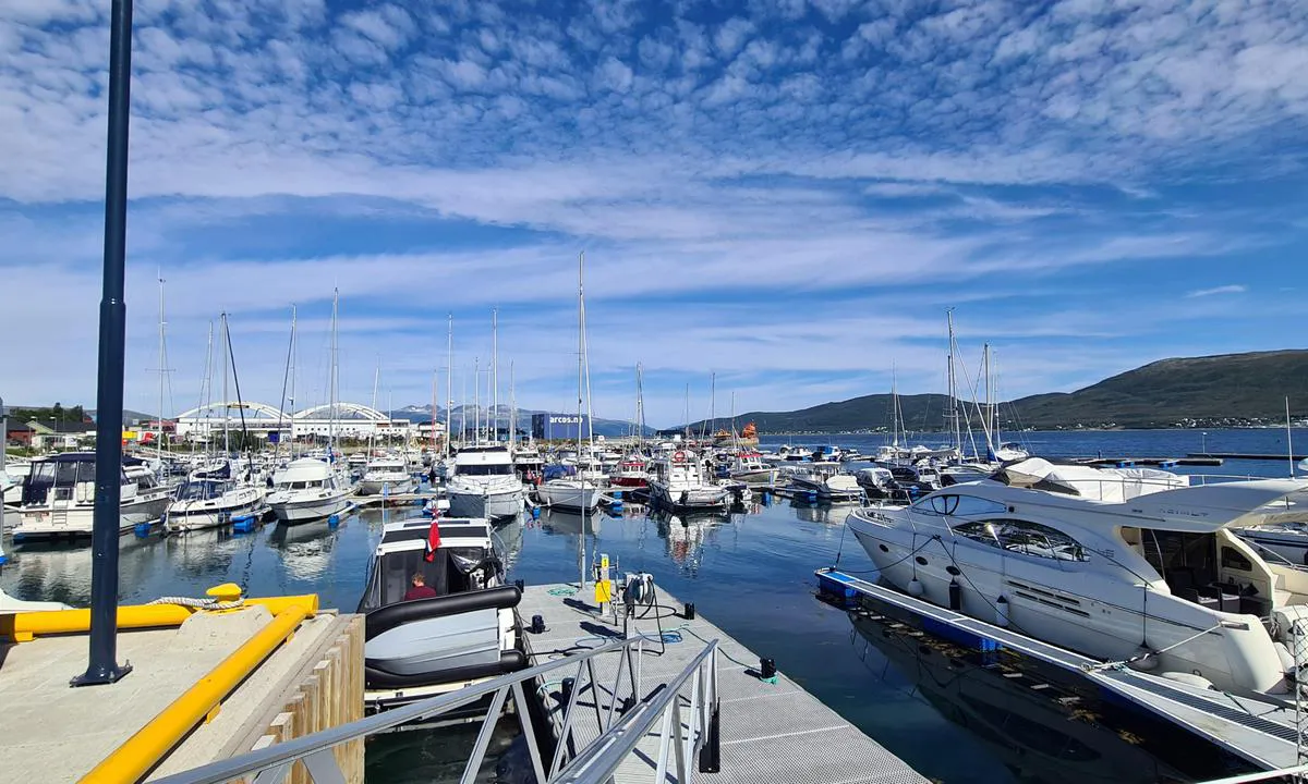 Skattøra Marina: Bunkeroil stasjon, litt trang flytebrygge men dypt nok helt inn. Vann også her.