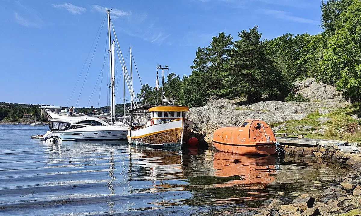 Skauerøya Øst: {"base": "no", "no": "Liten kai innerst grunt mot syd ( gress).", "se": "Liten brygga l\u00e4ngst in grunt mot syd ( gr\u00e4s).", "en": "Small pier at the innermost part, shallow towards the south (grass).", "da": "Lille kaj inderst, lavvandet mod syd (gr\u00e6s).", "fr": "Petit quai au fond peu profond vers le sud (herbe).", "de": "Kleiner Kai ganz innen, flach gegen S\u00fcden (Gras).", "es": "Peque\u00f1o muelle al fondo, poca profundidad hacia el sur (c\u00e9sped).", "it": "Piccolo molo all'interno, poco profondo verso sud (erba).", "pt": "Pequeno cais no fundo raso em dire\u00e7\u00e3o ao sul (grama).", "nl": "Kleine steiger aan het uiteinde, ondiep naar het zuiden (gras).", "pl": "Ma\u0142y pomost p\u0142ytki od po\u0142udnia (trawa).", "uk": "\u041c\u0430\u043b\u0438\u0439 \u043f\u0440\u0438\u0447\u0430\u043b \u0443 \u043d\u0430\u0439\u0433\u043b\u0438\u0431\u0448\u0456\u0439 \u0447\u0430\u0441\u0442\u0438\u043d\u0456 \u043d\u0430 \u043f\u0456\u0432\u0434\u0435\u043d\u044c (\u0442\u0440\u0430\u0432\u0430).", "ro": "Un mic debarcader \u00een partea de sud (iarb\u0103) \u00een zona superficial\u0103.", "tr": "K\u00fc\u00e7\u00fck iskele g\u00fcney taraf\u0131nda s\u0131\u011f (\u00e7imen).", "el": "\u039c\u03b9\u03ba\u03c1\u03ae \u03b1\u03c0\u03bf\u03b2\u03ac\u03b8\u03c1\u03b1 \u03c3\u03c4\u03bf \u03b5\u03c3\u03c9\u03c4\u03b5\u03c1\u03b9\u03ba\u03cc \u03c1\u03b7\u03c7\u03ac \u03c0\u03c1\u03bf\u03c2 \u03c4\u03bf\u03bd \u03bd\u03cc\u03c4\u03bf (\u03b3\u03c1\u03b1\u03c3\u03af\u03b4\u03b9).", "cs": "Mal\u00e9 molo je uvnit\u0159 m\u011blk\u00e9 sm\u011brem na jih (tr\u00e1va).", "hu": "Kis m\u00f3l\u00f3 legbel\u00fcl sek\u00e9ly d\u00e9li ir\u00e1nyban (f\u0171).", "fi": "Pieni laituri etel\u00e4\u00e4n p\u00e4in matalasti (ruohoa).", "bg": "\u041c\u0430\u043b\u044a\u043a \u043a\u0435\u0439 \u0432 \u043d\u0430\u0439-\u0432\u044a\u0442\u0440\u0435\u0448\u043d\u0430\u0442\u0430 \u0447\u0430\u0441\u0442, \u043f\u043b\u0438\u0442\u043a\u043e \u043a\u044a\u043c \u044e\u0433 (\u0442\u0440\u0435\u0432\u0430).", "sr": "Mali mol koji je na kraju plitak prema jugu (trava).", "et": "V\u00e4ike kai s\u00fcgavamal l\u00f5unas (rohi).", "lv": "Neliela piest\u0101tne iek\u0161pus\u0113 seklaj\u0101 dienvidos (z\u0101le).", "lt": "Nedidelis prieplaukos galas seklaus vandens link piet\u0173 (\u017eol\u0117)."}