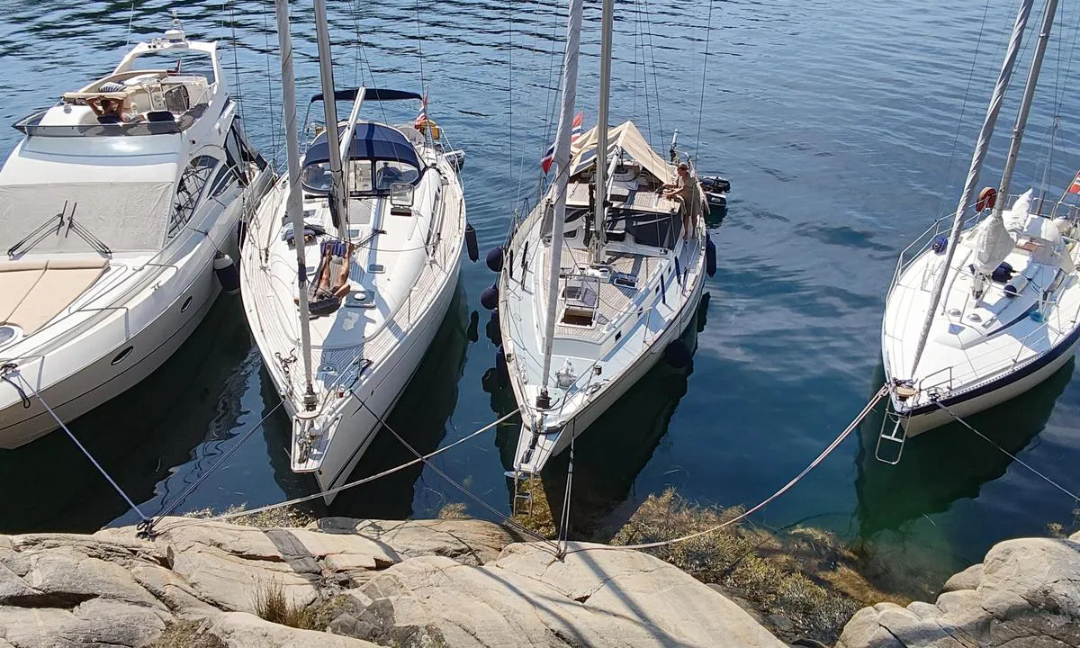 Skauerøya Øst: {"base": "no", "no": "Bolter p\u00e5 fjell, dybde 10 meter", "se": "Bultar p\u00e5 berg, djup 10 meter", "en": "Bolts on rock, depth 10 meters", "da": "Bolte p\u00e5 klippe, dybde 10 meter", "fr": "Des boulons sur le rocher, profondeur 10 m\u00e8tres", "de": "Bolzen auf Felsen, Tiefe 10 Meter", "es": "Pernos en la roca, profundidad 10 metros", "it": "Ancoraggi su roccia, profondit\u00e0 10 metri", "pt": "Parafusos na rocha, profundidade de 10 metros", "nl": "Verankering aan rotsen, diepte 10 meter", "pl": "Kotwy w skale, g\u0142\u0119boko\u015b\u0107 10 metr\u00f3w", "uk": "\u0411\u043e\u043b\u0442\u0438 \u043d\u0430 \u0441\u043a\u0435\u043b\u0456, \u0433\u043b\u0438\u0431\u0438\u043d\u0430 10 \u043c\u0435\u0442\u0440\u0456\u0432", "ro": "Bol\u021buri pe st\u00e2nc\u0103, ad\u00e2ncime 10 metri", "tr": "Kaya \u00fczerinde c\u0131vatalar, derinlik 10 metre", "el": "\u039c\u03c0\u03bf\u03c5\u03bb\u03cc\u03bd\u03b9\u03b1 \u03c3\u03c4\u03bf \u03b2\u03c1\u03ac\u03c7\u03bf, \u03b2\u03ac\u03b8\u03bf\u03c2 10 \u03bc\u03ad\u03c4\u03c1\u03b1", "cs": "<p>\u0160rouby na sk\u00e1le, hloubka 10 metr\u016f</p>", "hu": "Csavarok szikl\u00e1ban, m\u00e9lys\u00e9g 10 m\u00e9ter", "fi": "Kalliokiinnikkeet, syvyys 10 metri\u00e4", "bg": "\u0411\u043e\u043b\u0442\u043e\u0432\u0435 \u043d\u0430 \u0441\u043a\u0430\u043b\u0438, \u0434\u044a\u043b\u0431\u043e\u0447\u0438\u043d\u0430 10 \u043c\u0435\u0442\u0440\u0430", "sr": "Vijci na steni, dubina 10 metara", "et": "Klambrid kalju k\u00fcljes, s\u00fcgavus 10 meetrit", "lv": "Skr\u016bvju stiprin\u0101jumi klint\u012bs, dzi\u013cums 10 metri", "lt": "Var\u017etai ant uolos, gylis 10 metr\u0173"}