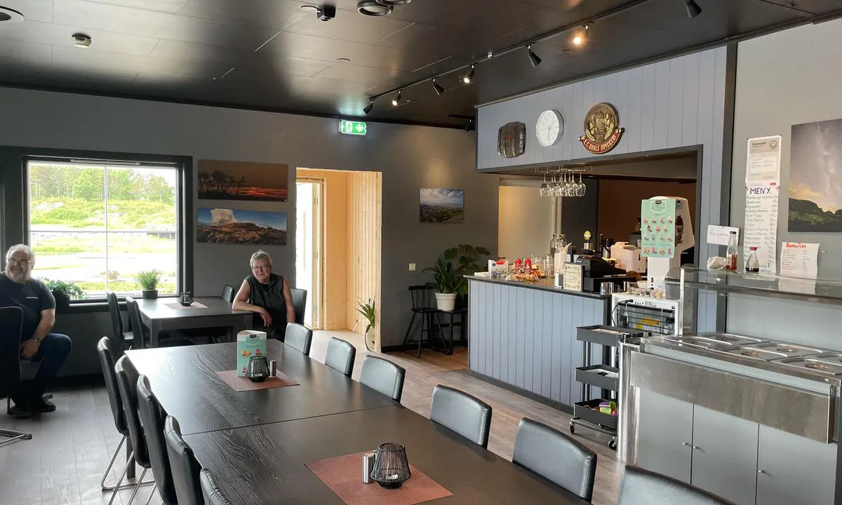 Skei Småbåthavn: {"base": "en", "no": "Kafeteria ved marinaen", "se": "Cafeteria vid marinan", "en": "Cafeteria at the marina", "da": "Cafeteria ved marinaen"}