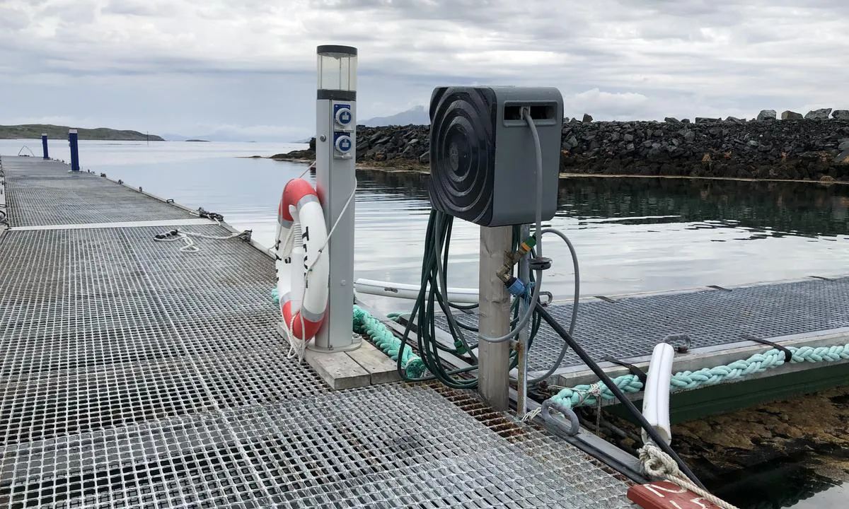 {"base": "no", "no": "Det er str\u00f8m og vann p\u00e5 gjestebrygga i Skei sm\u00e5b\u00e5thavn.", "se": "Det finns el och vatten p\u00e5 g\u00e4stbryggan i Skei sm\u00e5b\u00e5tshamn.", "en": "There is electricity and water at the guest pier in Skei small boat harbour.", "da": "Der er str\u00f8m og vand p\u00e5 g\u00e6stebroen i Skei sm\u00e5b\u00e5dehavn."}