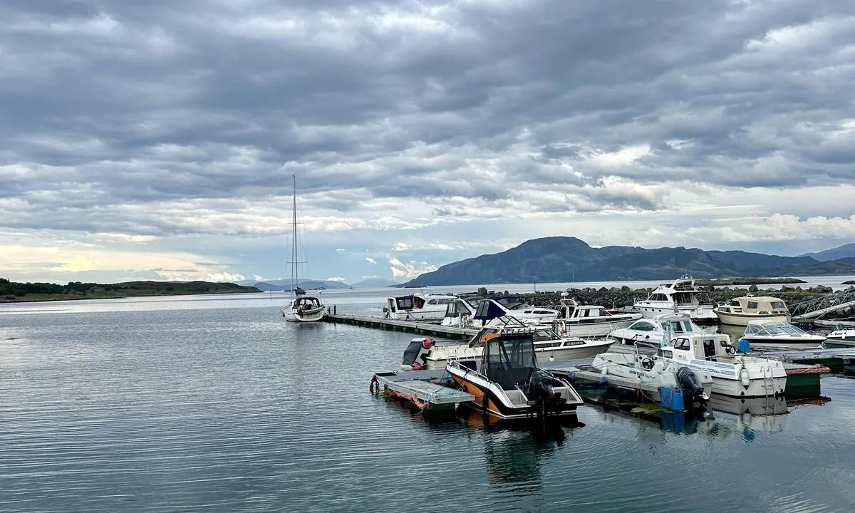 Skei Småbåthavn: {"base": "no", "no": "En flott \u00f8y og en fin havn", "se": "En fin \u00f6 och en trevlig hamn", "en": "A beautiful island and a nice harbour", "da": "En flot \u00f8 og en fin havn", "fr": "Une belle \u00eele et un joli port", "de": "Eine wundersch\u00f6ne Insel und ein sch\u00f6ner Hafen", "es": "Una isla hermosa y un puerto bonito", "it": "Un'isola magnifica e un bel porto", "pt": "Uma bela ilha e um belo porto", "nl": "Een prachtig eiland en een mooie haven", "pl": "Pi\u0119kna wyspa i \u0142adny port", "uk": "\u0427\u0443\u0434\u043e\u0432\u0438\u0439 \u043e\u0441\u0442\u0440\u0456\u0432 \u0456 \u0433\u0430\u0440\u043d\u0430 \u0433\u0430\u0432\u0430\u043d\u044c", "ro": "O insul\u0103 frumoas\u0103 \u0219i un port pl\u0103cut", "tr": "Harika bir ada ve g\u00fczel bir liman", "el": "\u0388\u03bd\u03b1 \u03c5\u03c0\u03ad\u03c1\u03bf\u03c7\u03bf \u03bd\u03b7\u03c3\u03af \u03ba\u03b1\u03b9 \u03ad\u03bd\u03b1 \u03c9\u03c1\u03b1\u03af\u03bf \u03bb\u03b9\u03bc\u03ac\u03bd\u03b9", "cs": "Kr\u00e1sn\u00fd ostrov a p\u011bkn\u00fd p\u0159\u00edstav", "hu": "Egy gy\u00f6ny\u00f6r\u0171 sziget \u00e9s egy sz\u00e9p kik\u00f6t\u0151", "fi": "Upea saari ja hieno satama", "bg": "\u0415\u0434\u0438\u043d \u043f\u0440\u0435\u043a\u0440\u0430\u0441\u0435\u043d \u043e\u0441\u0442\u0440\u043e\u0432 \u0438 \u0435\u0434\u043d\u043e \u0445\u0443\u0431\u0430\u0432\u043e \u043f\u0440\u0438\u0441\u0442\u0430\u043d\u0438\u0449\u0435", "sr": "Predivno ostrvo i lepa luka", "et": "Kaunis saar ja kena sadam", "lv": "Br\u012bni\u0161\u0137\u012bga sala un laba osta", "lt": "Puiki sala ir gra\u017eus uostas"}