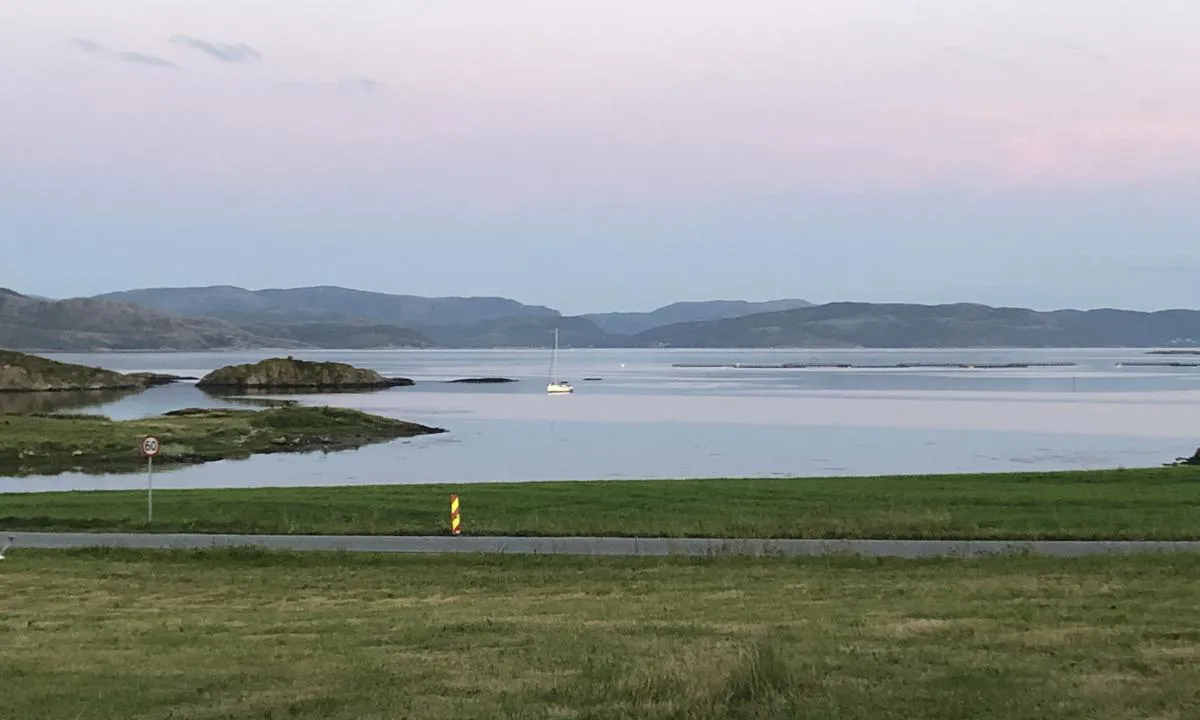 Skei Svaibukt: {"base": "no", "no": "Seilb\u00e5t p\u00e5 svai", "se": "Segelb\u00e5t p\u00e5 svaj", "en": "Sailboat at anchor", "da": "Sejlb\u00e5d p\u00e5 svaj"}