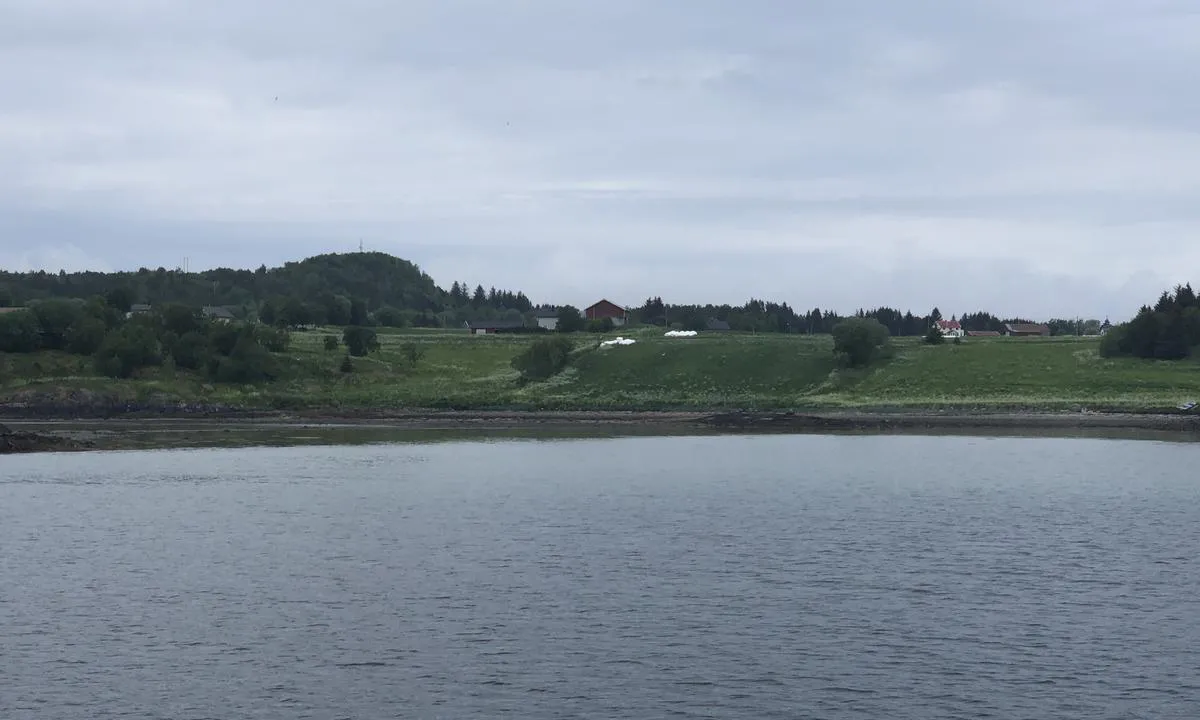 {"base": "no", "no": "Utsikte fra b\u00e5ten i svaibukta p\u00e5 Skei.", "se": "Utsikten fr\u00e5n b\u00e5ten i svajviken p\u00e5 Skei.", "en": "View from the boat in the anchorage bay at Skei.", "da": "Udsigten fra b\u00e5den i svajebugten ved Skei."}