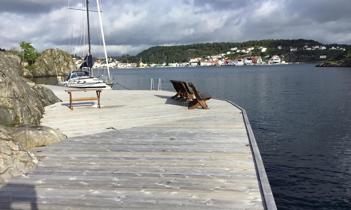 Skibholmen: Fine langside plasser. Grunt foran og bak seilbåten, ellers god dybde.