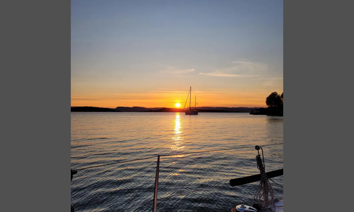 Skinnerbukta: {"base": "no", "no": "21:30 i midten av mai. Tatt fra den nordlige enden av bukta mot vest.", "se": "21:30 i mitten av maj. Tagen fr\u00e5n den norra \u00e4nden av bukten mot v\u00e4st.", "en": "21:30 in mid-May. Taken from the northern end of the bay facing west.", "da": "21:30 midt i maj. Tatt fra den nordlige ende af bugten mod vest."}