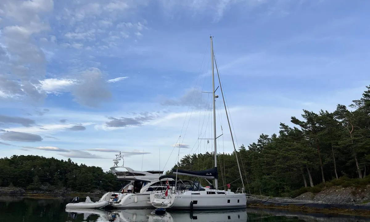 Skipavågen - Tysnes: {"base": "no", "no": "Grei dybde mot \u00f8st. Bolter i berg", "se": "Godt djup mot \u00f6st. Bultar i berget", "en": "Good depth towards the east. Bolts in the rock", "da": "Grei dybde mod \u00f8st. Bolte i klippe"}