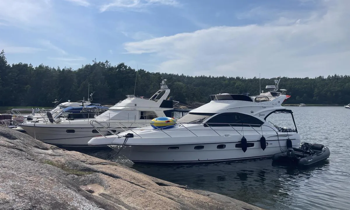 Brennesund - Skipholme - Botnekilen: {"base": "no", "no": "P\u00e5 anker mot svaberg", "se": "P\u00e5 ankar mot klippor", "en": "At anchor against rock faces", "da": "P\u00e5 anker mod klippefjeld", "fr": "\u00c0 l'ancre contre rochers", "de": "Vor Anker gegen\u00fcber den Felsen", "es": "Anclado contra rocas lisas", "it": "Ancoraggio contro la scogliera", "pt": "Ancorado contra rochas", "nl": "Voor anker tegen de rots", "pl": "Na kotwicy przy \u015bcianie skalnej", "uk": "\u041d\u0430 \u044f\u043a\u043e\u0440\u0456 \u0431\u0456\u043b\u044f \u0441\u043a\u0435\u043b\u044c", "ro": "La ancor\u0103 l\u00e2ng\u0103 st\u00e2nci", "tr": "Kayaya kar\u015f\u0131 demirleme", "el": "\u03a3\u03b5 \u03ac\u03b3\u03ba\u03c5\u03c1\u03b1 \u03c0\u03c1\u03bf\u03c2 \u03b2\u03c1\u03b1\u03c7\u03ce\u03b4\u03b7 \u03b1\u03ba\u03c4\u03ae", "cs": "Na kotv\u011b proti hol\u00e9 sk\u00e1le", "hu": "Horgonyon szikl\u00e1s partn\u00e1l", "fi": "Ankkurissa kallioita vasten", "bg": "\u041d\u0430 \u043a\u043e\u0442\u0432\u0430 \u0441\u0440\u0435\u0449\u0443 \u0441\u043a\u0430\u043b\u0430", "sr": "Na sidru uz stenu", "et": "Ankrus kaljurahu vastu", "lv": "Ar enkuru pret klin\u0161aino krastu", "lt": "Ant inkar\u0173 prie\u0161 uol\u0105"}
