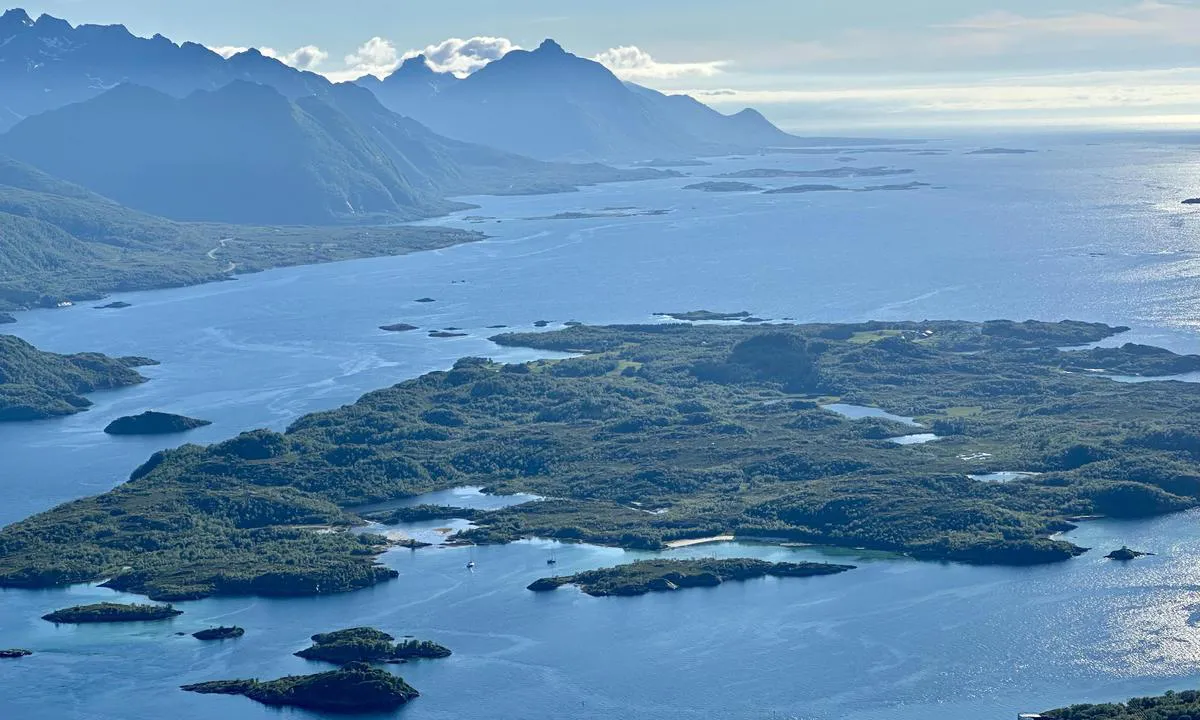 Skipøyosen - Brottøya: {"base": "no", "no": "Sett fra fjellet Nipan", "se": "Sett fr\u00e5n berget Nipan", "en": "Seen from the mountain Nipan", "da": "S\u00e6t fra bjerget Nipan"}