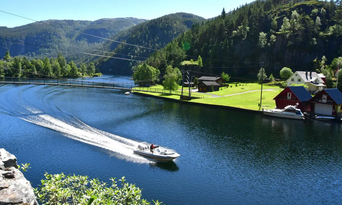 Skipshelleren: {"base": "no", "no": "Nedre Bolstadstraumen.  Bru H\u00f8gd 7 m", "se": "Nedre Bolstadstraumen. Bro H\u00f6jd 7 m", "en": "Nedre Bolstadstraumen. Bridge Height 7 m", "da": "Nedre Bolstadstr\u00f8mmen. Bro H\u00f8jde 7 m"}