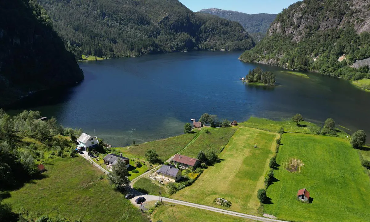 Skipshelleren: {"base": "no", "no": "Ankringsplass innerst i vik  OObs sj\u00f8kablar merka p\u00e5 kart", "se": "Ankringsplats l\u00e4ngst in i viken Varning, sj\u00f6kablar markerade p\u00e5 kartan", "en": "Anchoring area at the innermost part of the bay <br> <b>Note: Underwater cables marked on the chart</b>", "da": "Ankerplads inderst i vig <br> OObs s\u00f8kabler markeret p\u00e5 kort"}