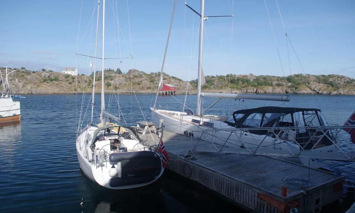 Skjærbrygga: {"base": "no", "no": "Ny og kortere kai p\u00e5 Skj\u00e6rbrygga.", "se": "Ny och kortare kaj vid Skj\u00e6rbrygga.", "en": "New and shorter dock at Skj\u00e6rbrygga.", "da": "Ny og kortere kaj ved Skj\u00e6rbrygga."}