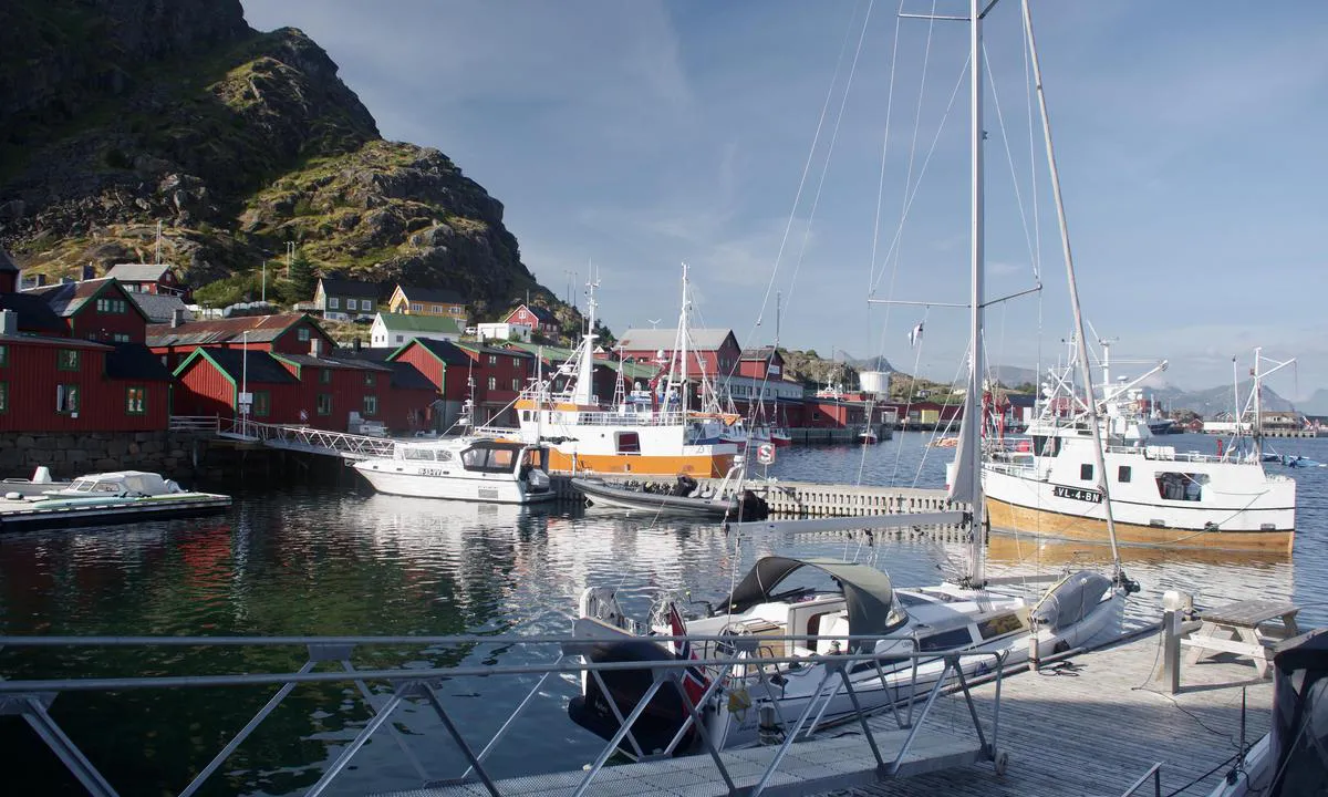 Skjærbrygga: {"base": "no", "no": "Gamle kaia har blitt almenningskai litt lengre nord. Fortar for fiskere? (kaia p\u00e5 Skj\u00e6rbrygga i forgrunnen)", "se": "Gamla kajen har blivit allm\u00e4n kaj lite l\u00e4ngre norrut. F\u00f6rt\u00f6jer f\u00f6r fiskare? (kajen vid Sk\u00e4rbryggan i f\u00f6rgrunden)", "en": "The old quay has become a public quay a little further north. Priority for fishermen? (The quay at Skj\u00e6rbrygga in the foreground)", "da": "Den gamle kaj har blevet f\u00e6lles kaj lidt l\u00e6ngere nord. Fort\u00f8jninger for fiskere? (kajen ved Sk\u00e6rbryggen i forgrunden)"}