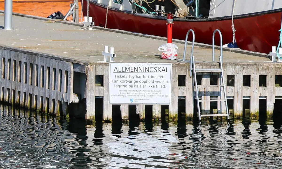 Skjærbrygga: Announcement: Fishing vessels have priority.