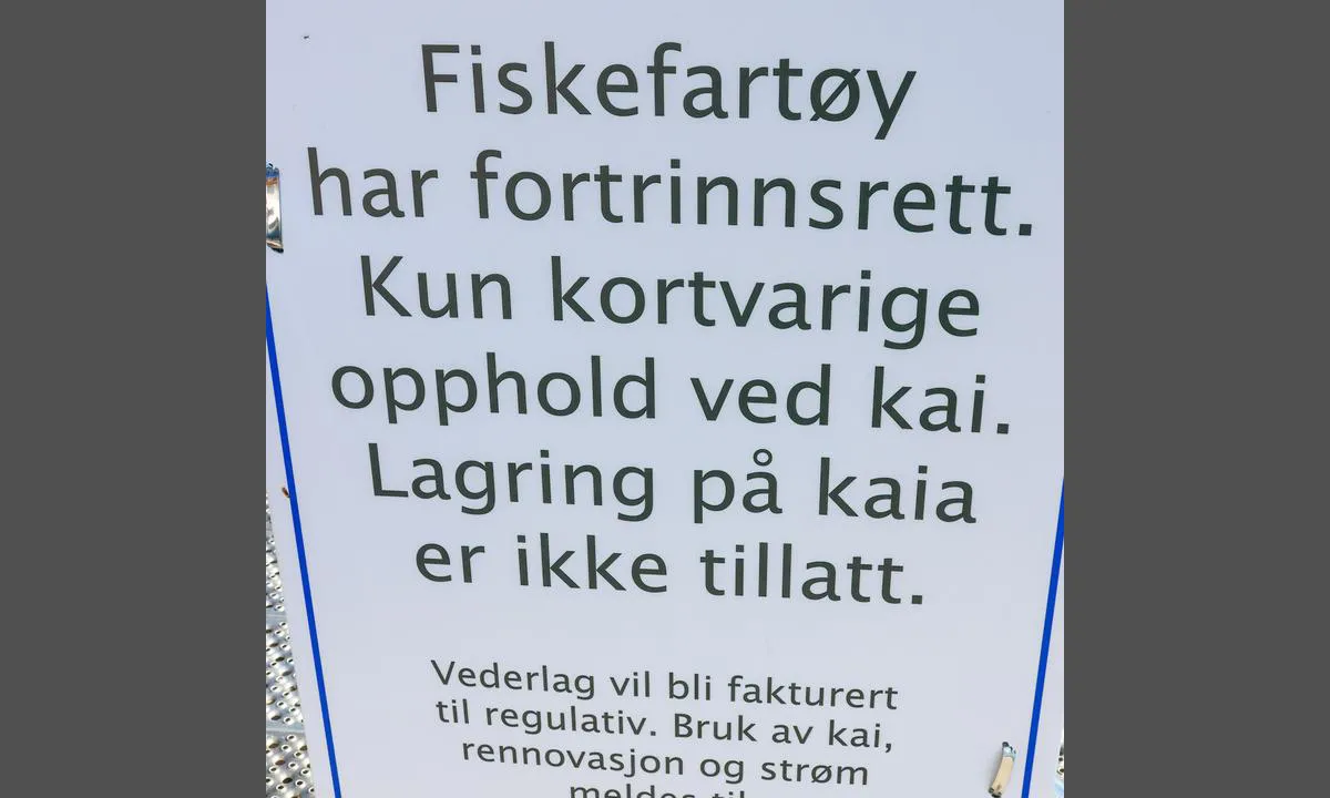 Skjærbrygga: {"base": "en", "no": "Kunngj\u00f8ring om ny offentlig brygge s\u00f8rsiden av Skj\u00e6ret. Bruk GoMarina for betaling.", "se": "Tillk\u00e4nnagivande om ny allm\u00e4n brygga s\u00f6dra sidan av Skj\u00e6ret. Anv\u00e4nd GoMarina f\u00f6r betalning.", "en": "Announcement on new public pier south side of Skj\u00e6ret. Use GoMarina for payment.", "da": "Meddelelse om ny offentlig bro p\u00e5 sydsiden af Skj\u00e6ret. Brug GoMarina til betaling."}