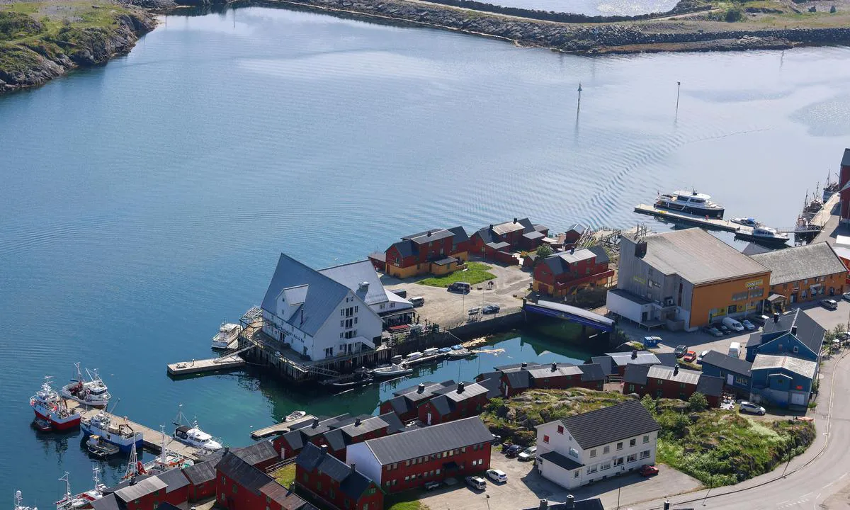 Skjærbrygga: New public pier south side of Skjæret to the right, and new public pier north side of Skjæret to the left. Live Lofoten Restaurant on Skjæret white house in the middle/left. Grocery store in the orange building to the right.