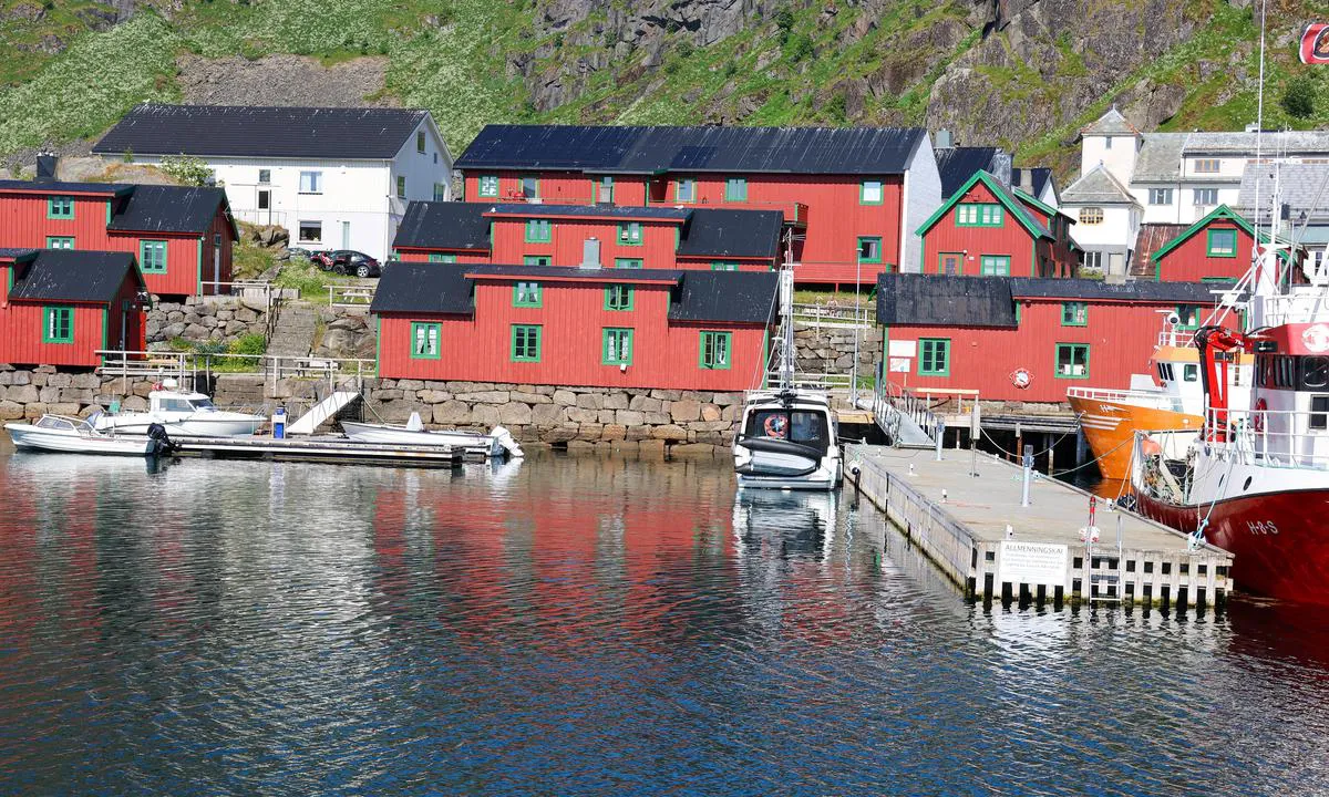 Skjærbrygga: New public pier north side of Skjæret to the right. Fishing vessels have priority, but short stay guests are also welcome.